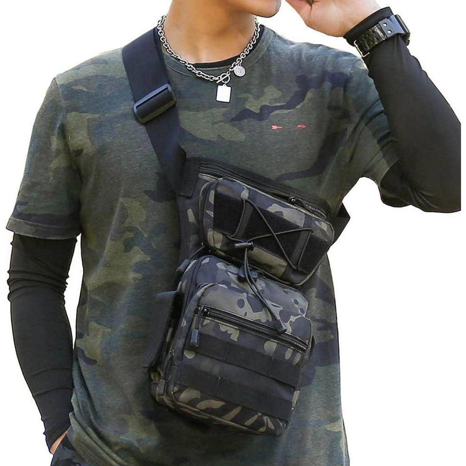 Person trägt eine Tarnung-Crossbody-Brustbeutel und schwarze Ärmel über einem Tarnung-T-Shirt, vor einem einfachen weißen Hintergrund gezeigt.