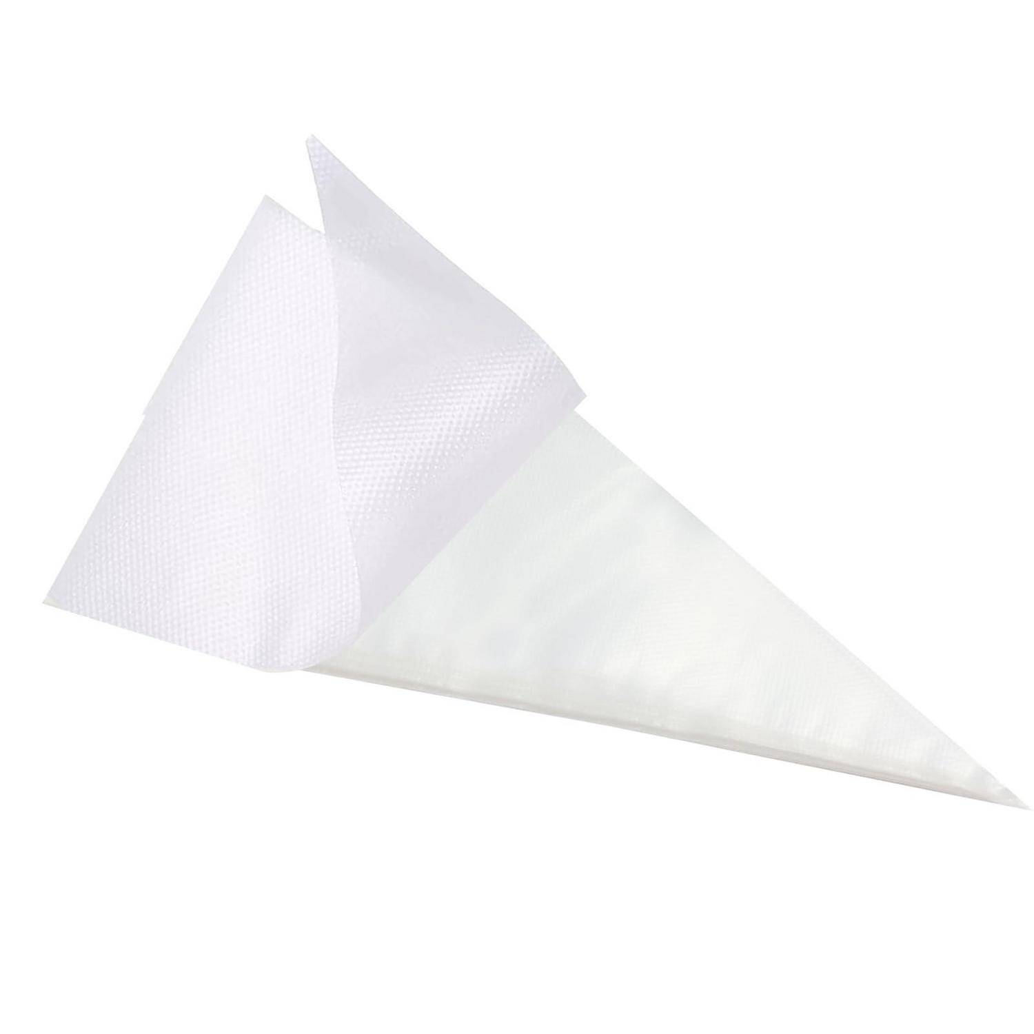 Weiße dreieckige Papiertüte oder Filterbeutel auf einfachem weißem Hintergrund.