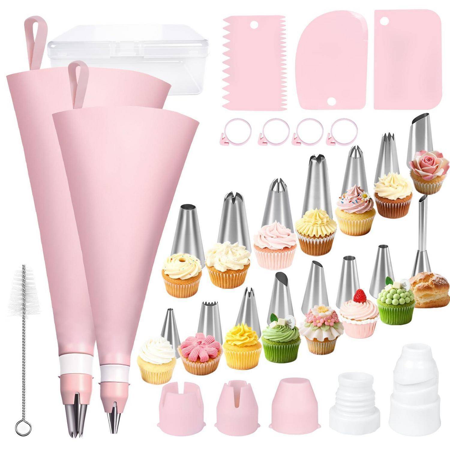 Rosa Kuchendekorations-Set mit wiederverwendbaren Spritzbeuteln, Metallspritzdüsen, Adaptern, Schabern, Spachteln und Reinigungsbürste, gezeigt mit dekorierten Cupcakes.