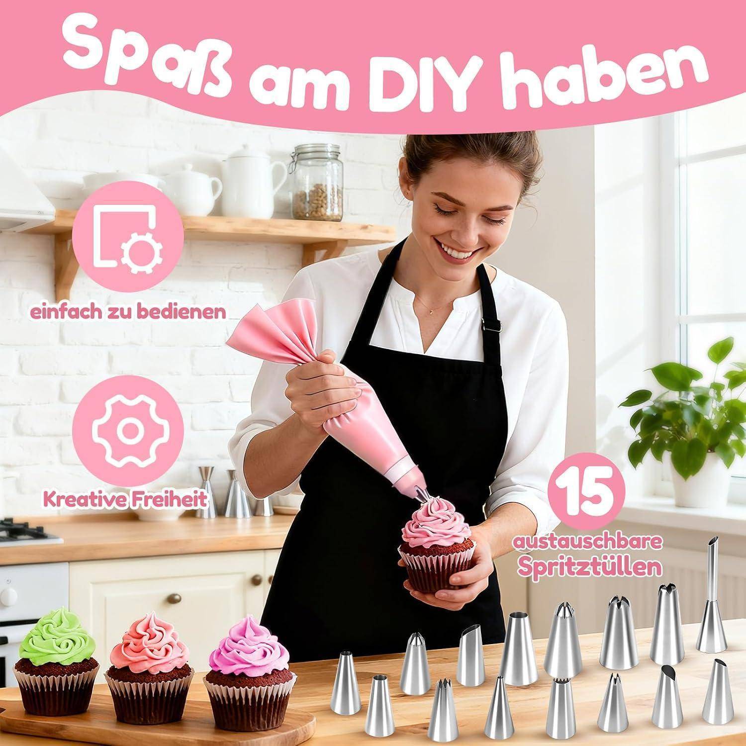 Frau in einer Küche dekoriert einen Cupcake mit einem Spritzbeutel; die Anzeige zeigt den deutschen Text 