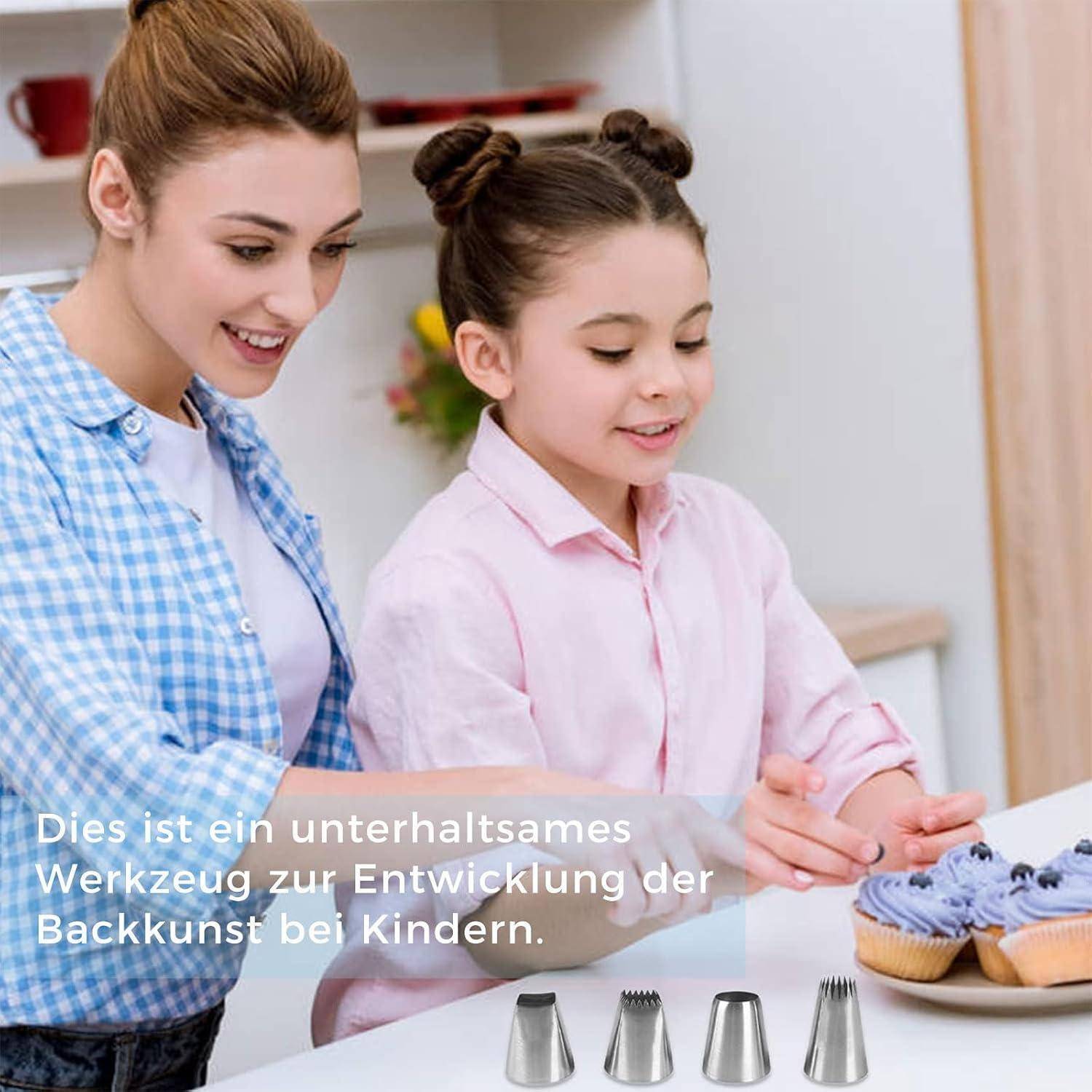 Frau und junges Mädchen dekorieren zusammen Cupcakes in einer Küche, mit deutschem Text über ein unterhaltsames Werkzeug zur Entwicklung der Backfähigkeiten von Kindern.