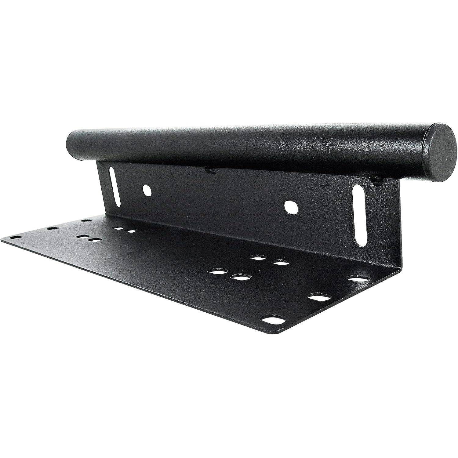 Schwarze Metall-Wandhalterung mit zylindrischer oberer Schiene und mehreren Bohrlöchern zur Befestigung von Ausrüstung oder Regalen.