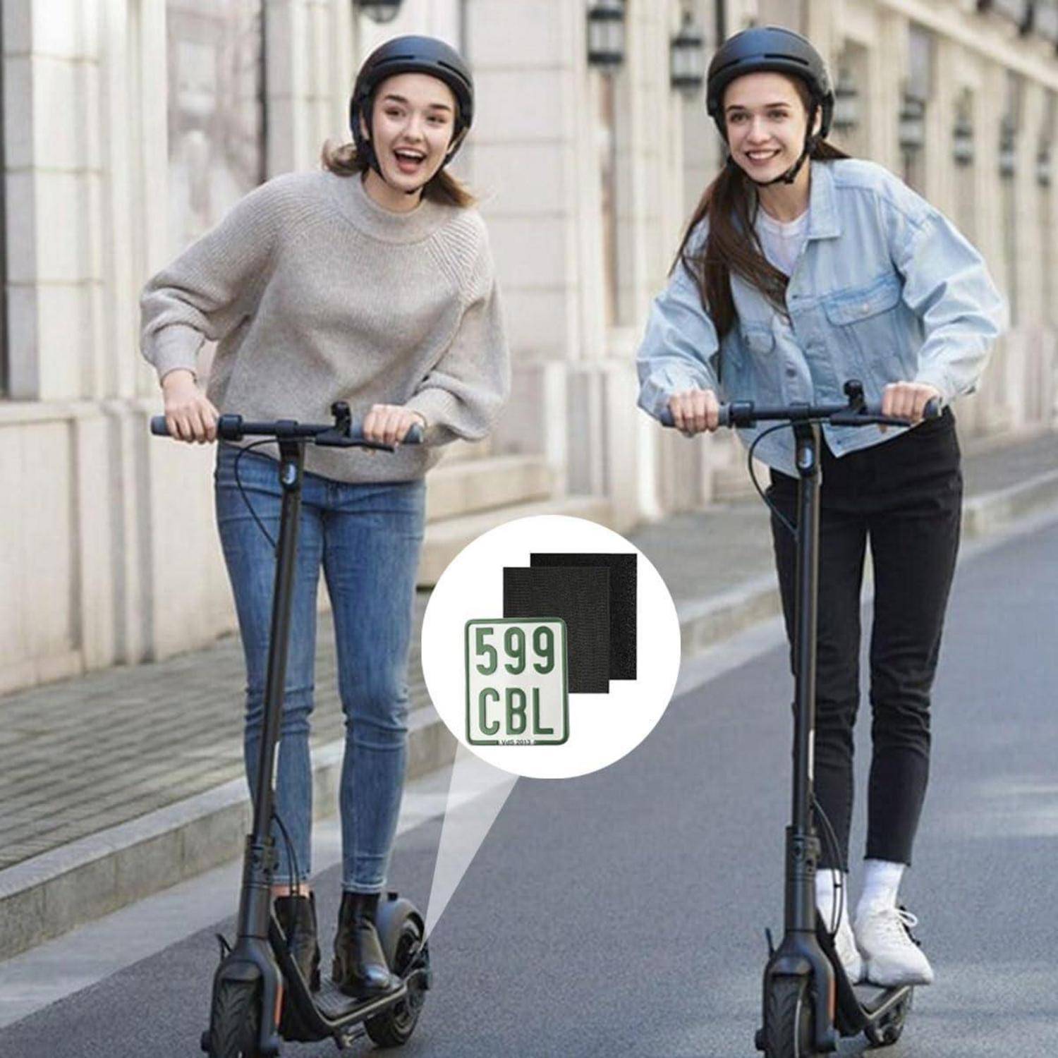 Zwei Frauen mit Helmen fahren auf Elektrorollern auf einer Straße; eine Nahaufnahme im Inset zeigt einen Aufkleber mit dem Kennzeichen „599 CBL