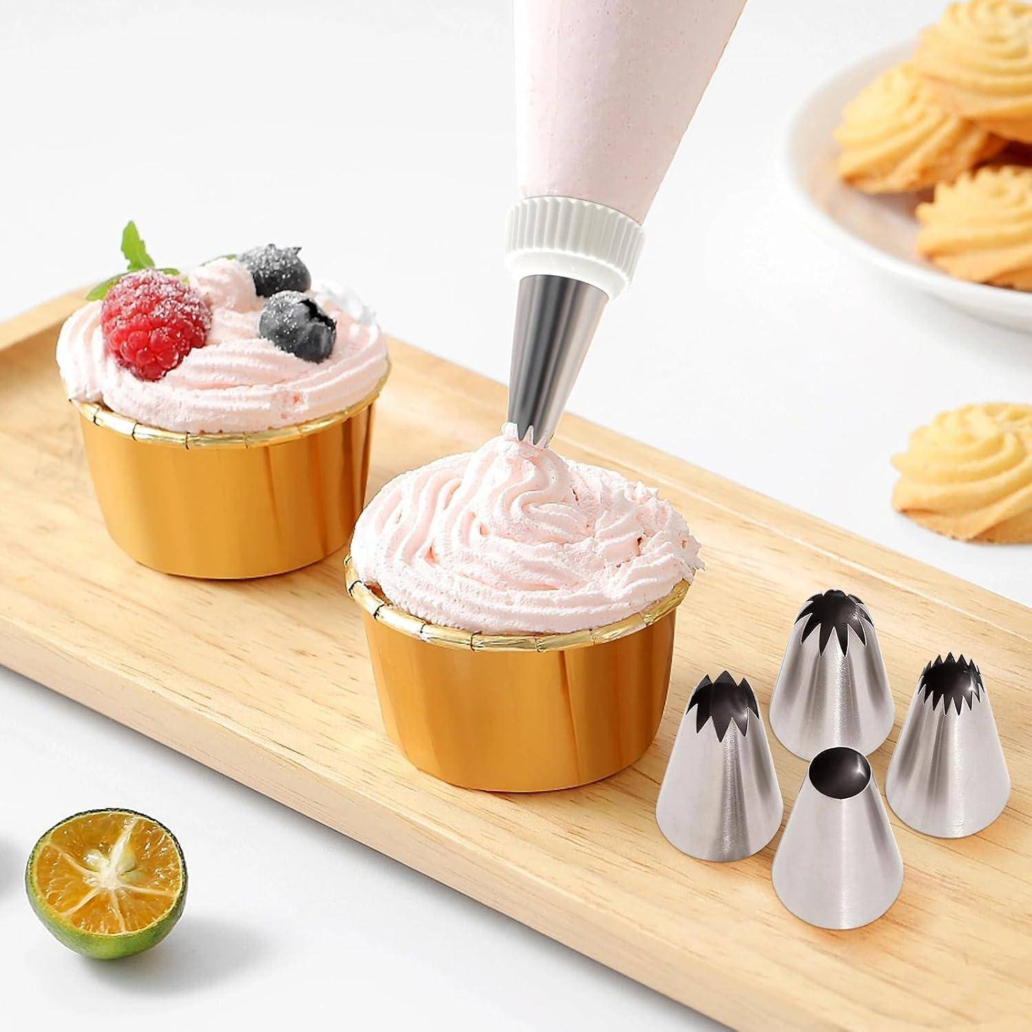 Spritzbeutel mit Zuckerguss in eine goldene Cupcake-Förmchen auf einem Holzbrett, mit dekorierten Cupcakes, Spritzvorsätzen und einer aufgeschnittenen Zitrusfrucht in der Nähe.
