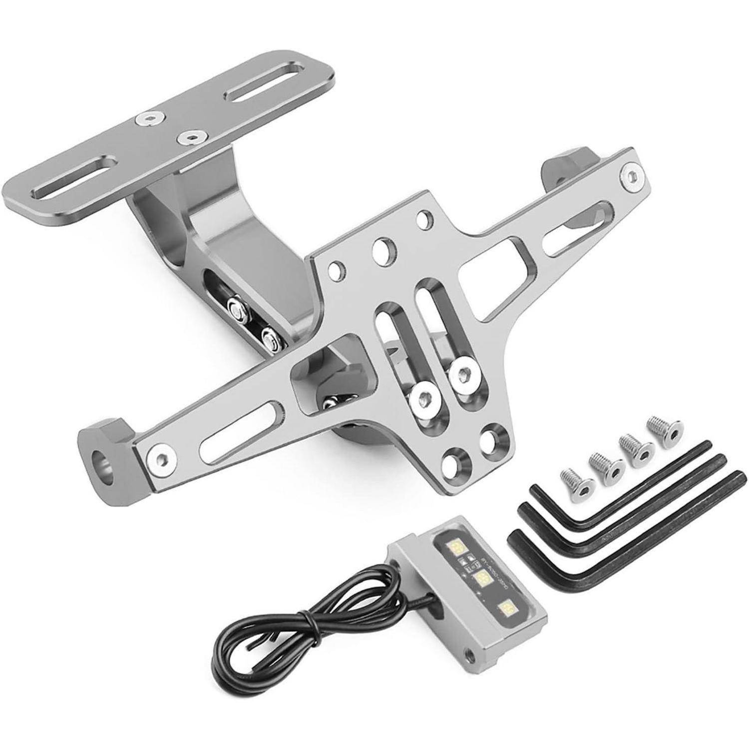 Metallischer Motorrad-Kennzeichenhalter mit verstellbarem Arm, LED-Licht, Verkabelung und Sechskantschlüsseln auf weißem Hintergrund.