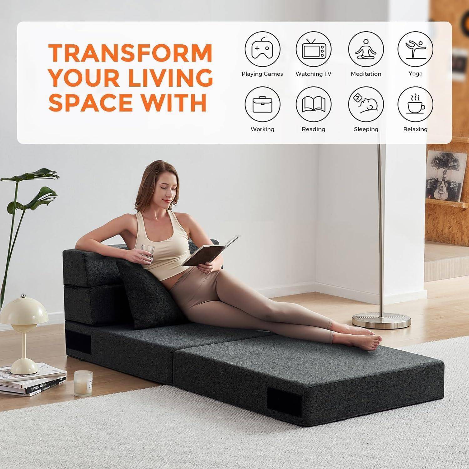 Frau, die auf einem dunklen modularen Loungestuhl liegt und liest; Banner besagt „VERWANDELN SIE IHREN WOHNRAUM MIT
