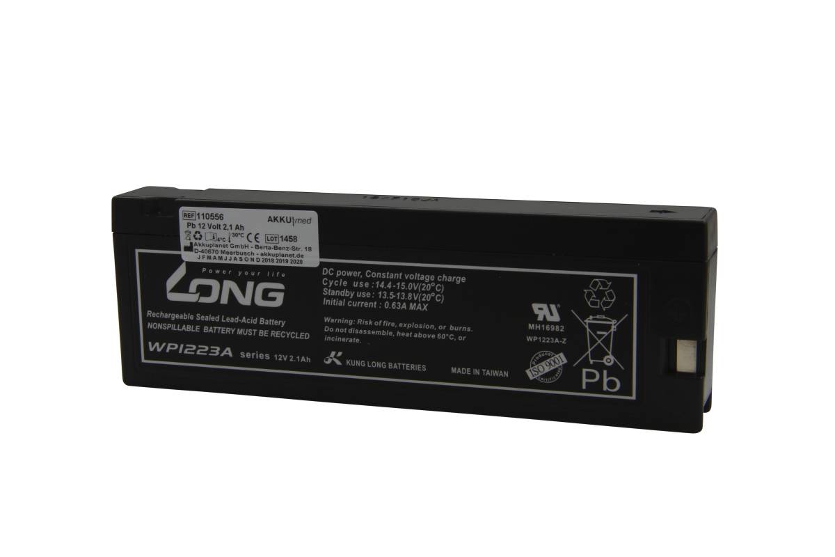 Schwarze rechteckige wiederaufladbare Batterie mit gedrucktem Etikett und Recycling-Symbolen, dargestellt auf weißem Hintergrund.