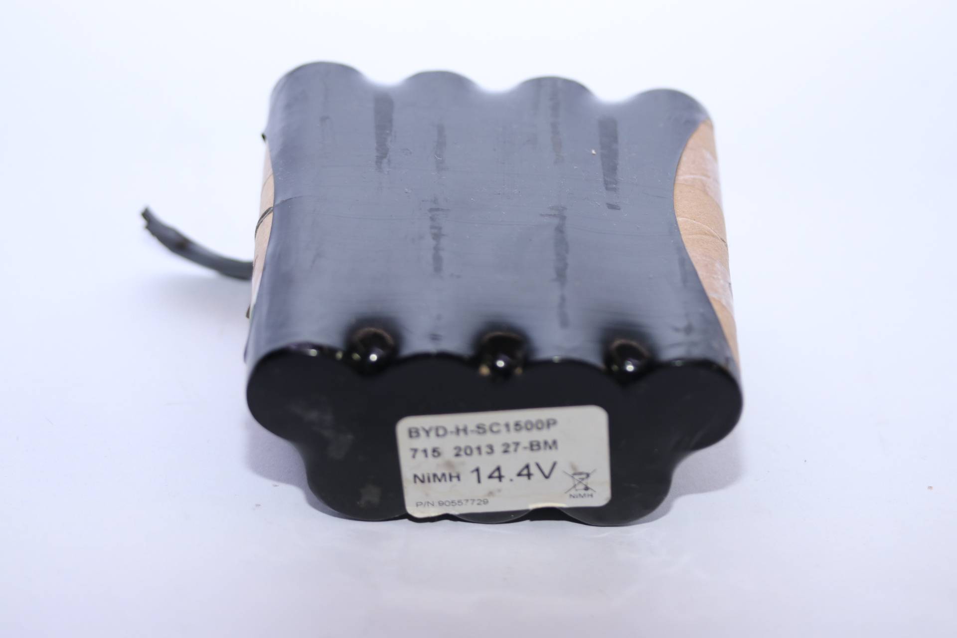 Ein schwarzes wiederaufladbares Batteriepak mit drei Anschlüssen und einem Etikett mit der Aufschrift „14,4V