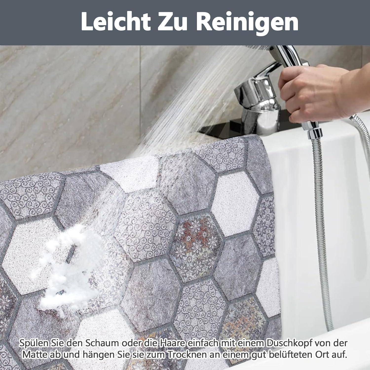 Duschenmatte wird mit einer tragbaren Brausekopf gespült und gereinigt; deutscher Text sagt „Leicht zu reinigen