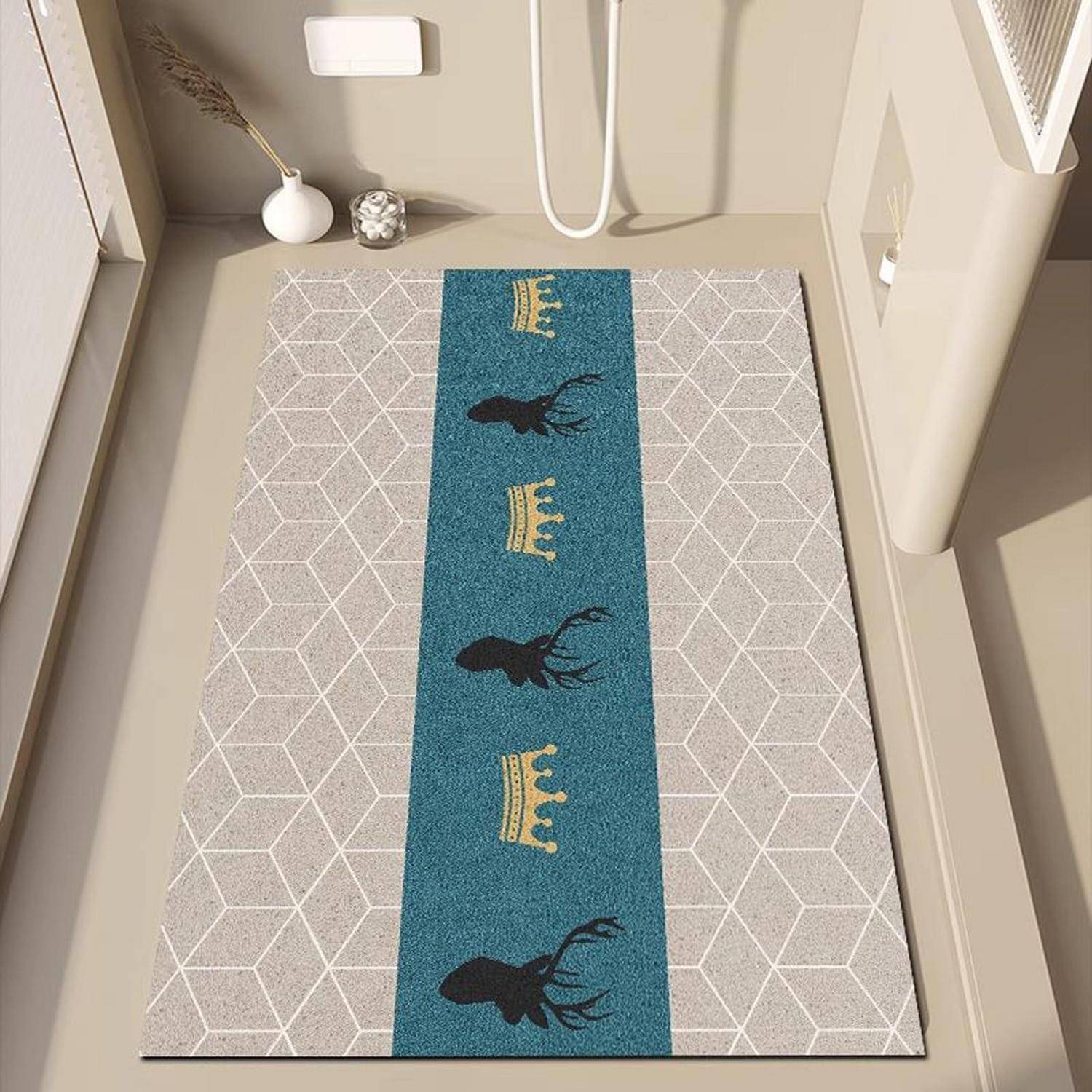 Ein geometrischer Badezimmerteppich mit einem blauen Mittelstreifen, der Hirsch- und Kronenmotive zeigt, platziert neben einer Toilette und Wandarmatur.
