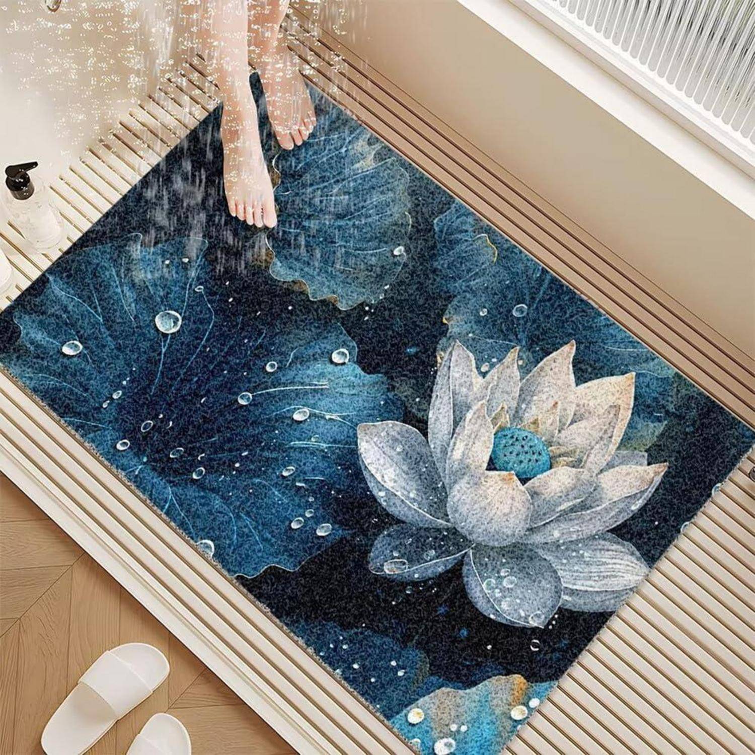 Ein Glaskaffeetisch mit bloßen Füßen, die sich darauf spiegeln, mit einer Unterwasserszenerie mit einer großen Lotusblüte und Blasen.