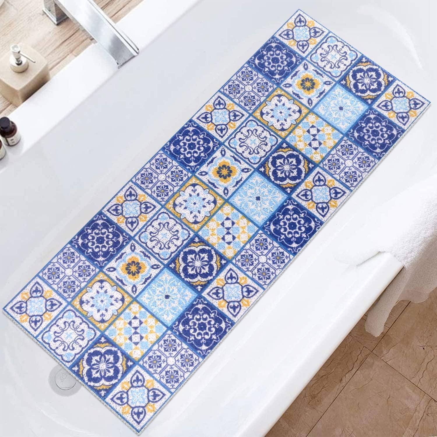 Blauer, weißer und gelber gemusterter Fliesenläufer, der quer über einen weißen Tisch gelegt ist und dekorative quadratische Motive im mediterranen Stil zeigt.