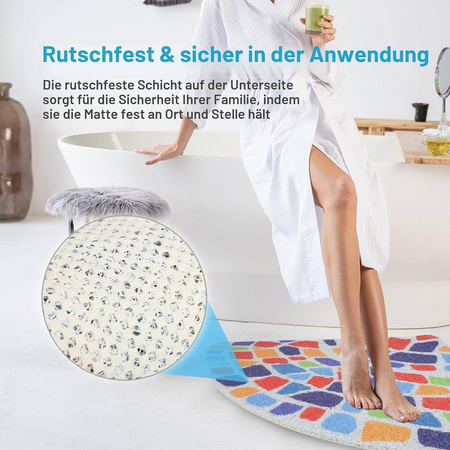 Eine Frau steigt aus einer Badewanne auf eine farbenfrohe Badematte; eine eingefügte Nahaufnahme zeigt die rutschfeste Unterseite der Matte für sichere, zuverlässige Verwendung.