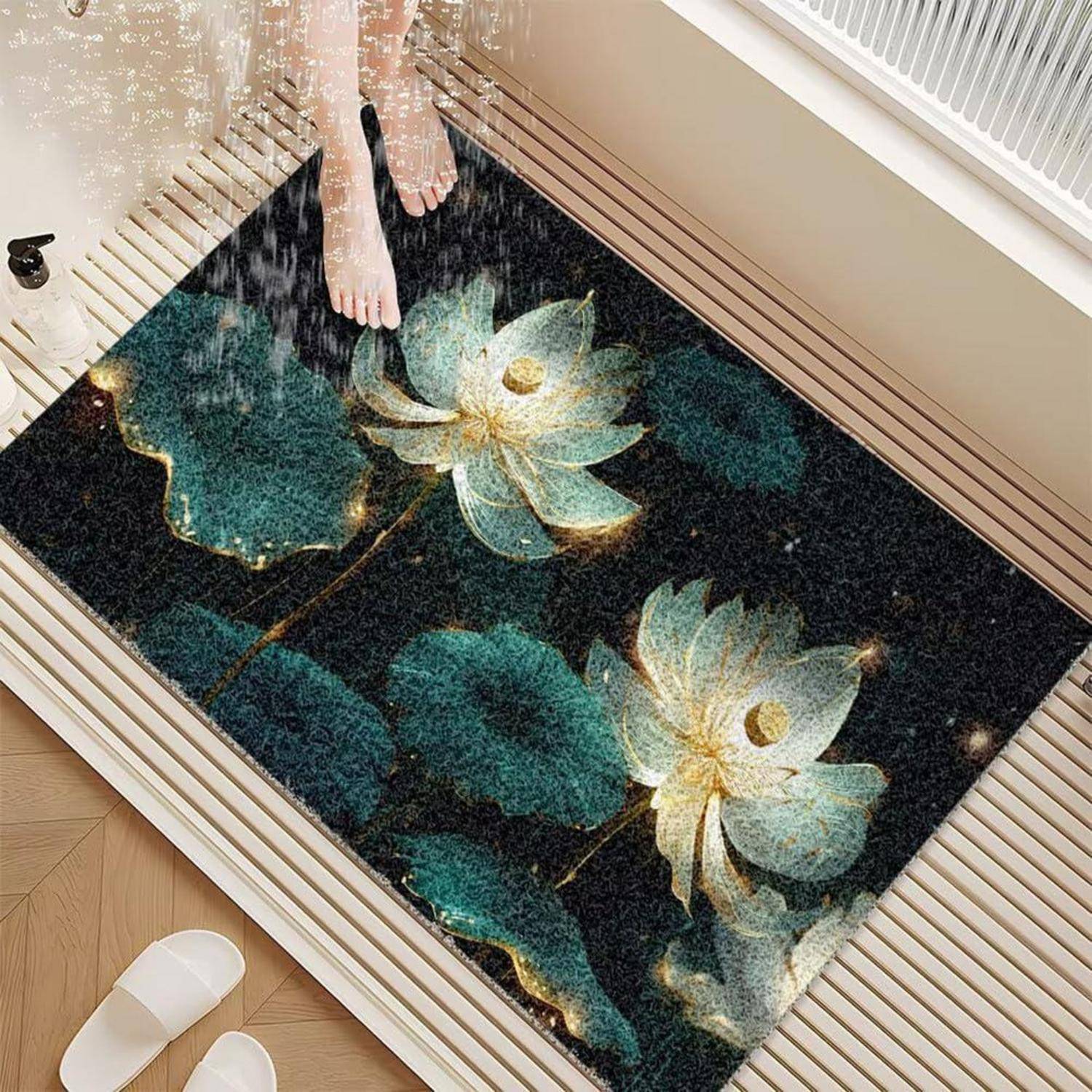 Die nackten Füße einer Person stehen auf einem Glastisch über einem dunklen Lotusblütenteich-Design mit leuchtend weißen Blüten und grünen Blättern.