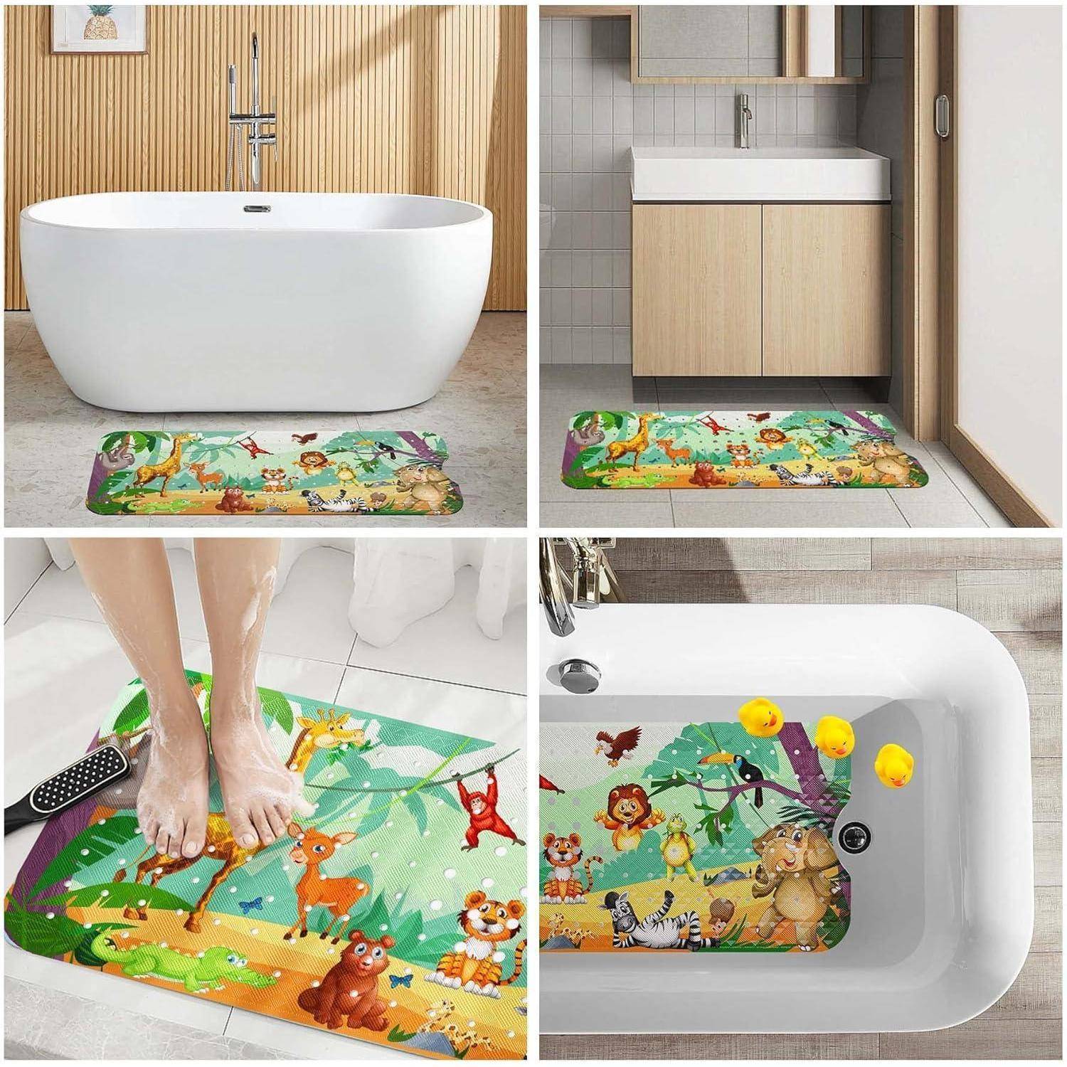 Collage, das einen bunten, dschungelthematisierten Badezimmerteppich zeigt, der bei einer Badewanne und einem Waschbecken verwendet wird, mit Kindern und Tieren sowie in einer Wanne.