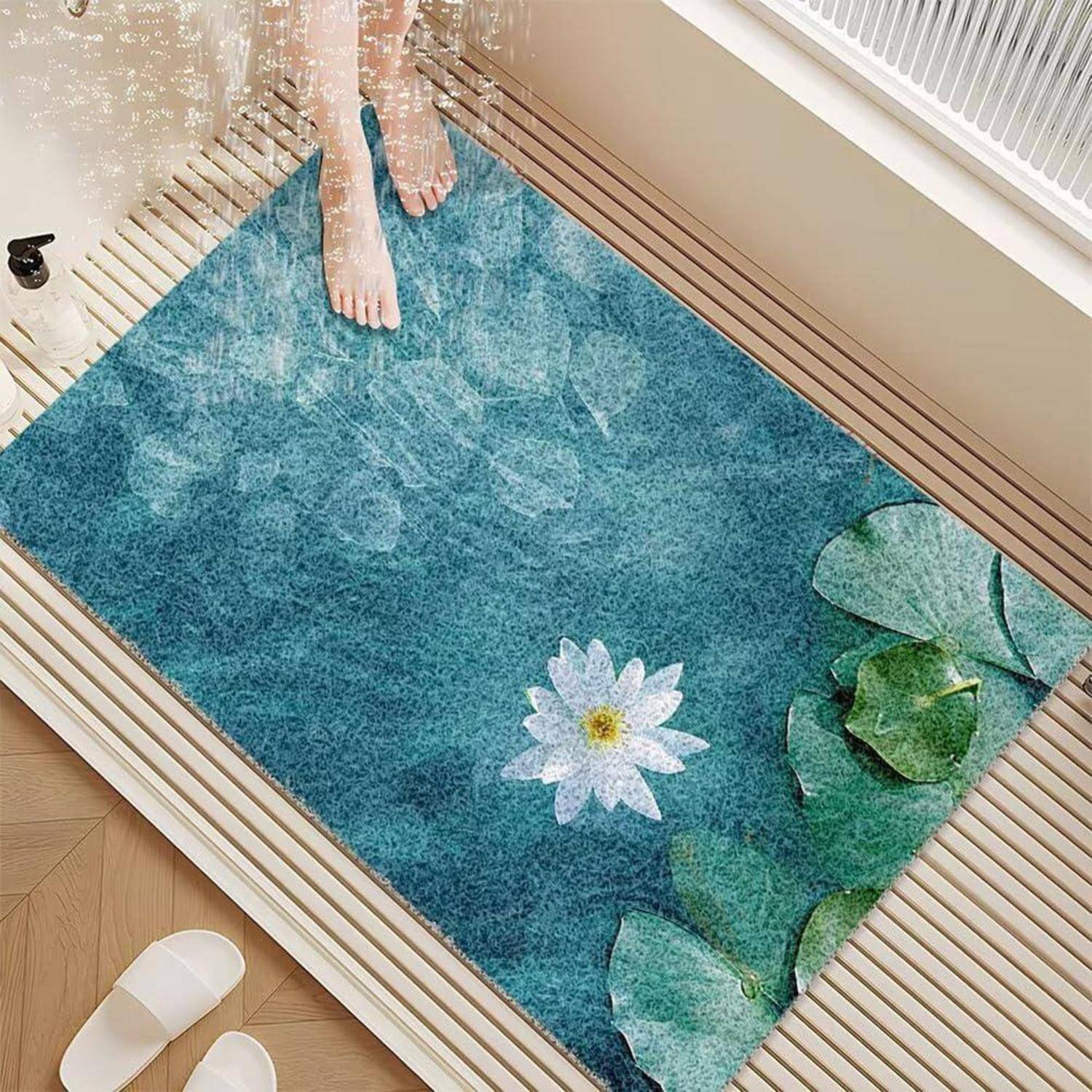 Person, der barfuß auf einem transparenten Glisboden über einem blauähnlichen Kunstwerk eines Teichs mit einer weißen Seerose und grünen Blättern steht.