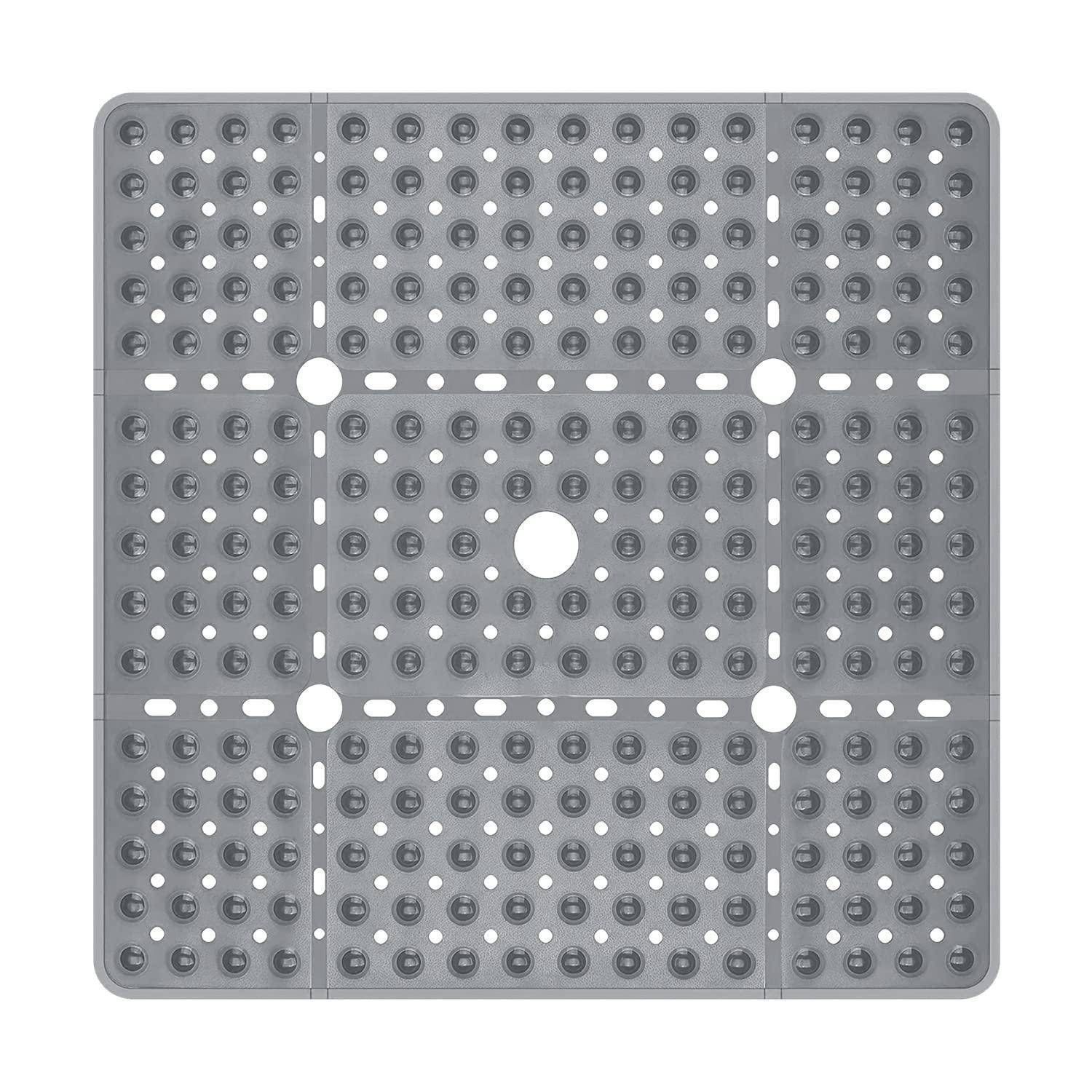 Grau perforiertes quadratisches Tablett oder Matte mit gleichmäßig verteilten Löchern und einigen größeren kreisförmigen Öffnungen, in Vorderansicht auf weißem Hintergrund dargestellt.