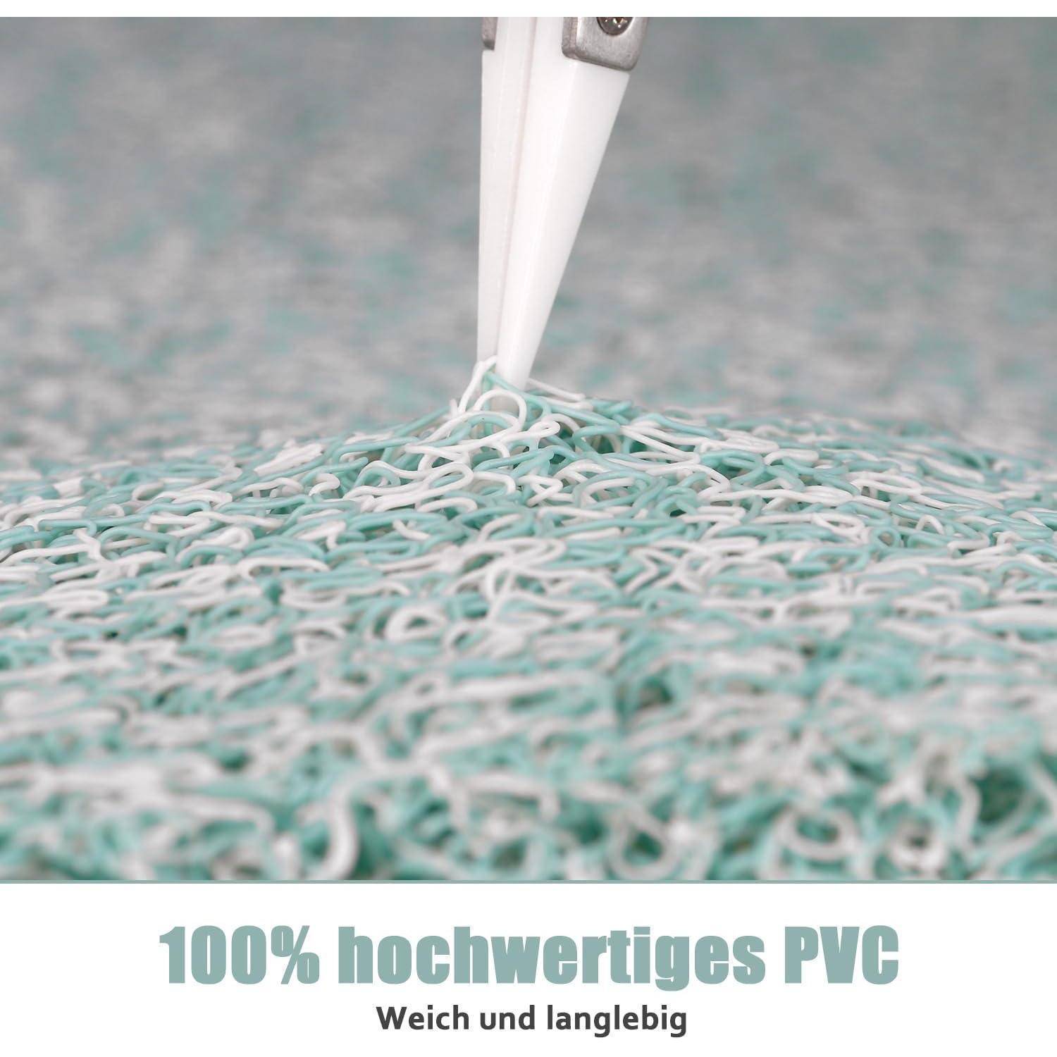 Nahaufnahme eines weißen Näh- oder Schweißwerkzeugs, das auf einer blaugrünen Netzmatte arbeitet, mit deutschem Text darunter: '100% hochwertiges PVC' und 'Weich und langlebig'.