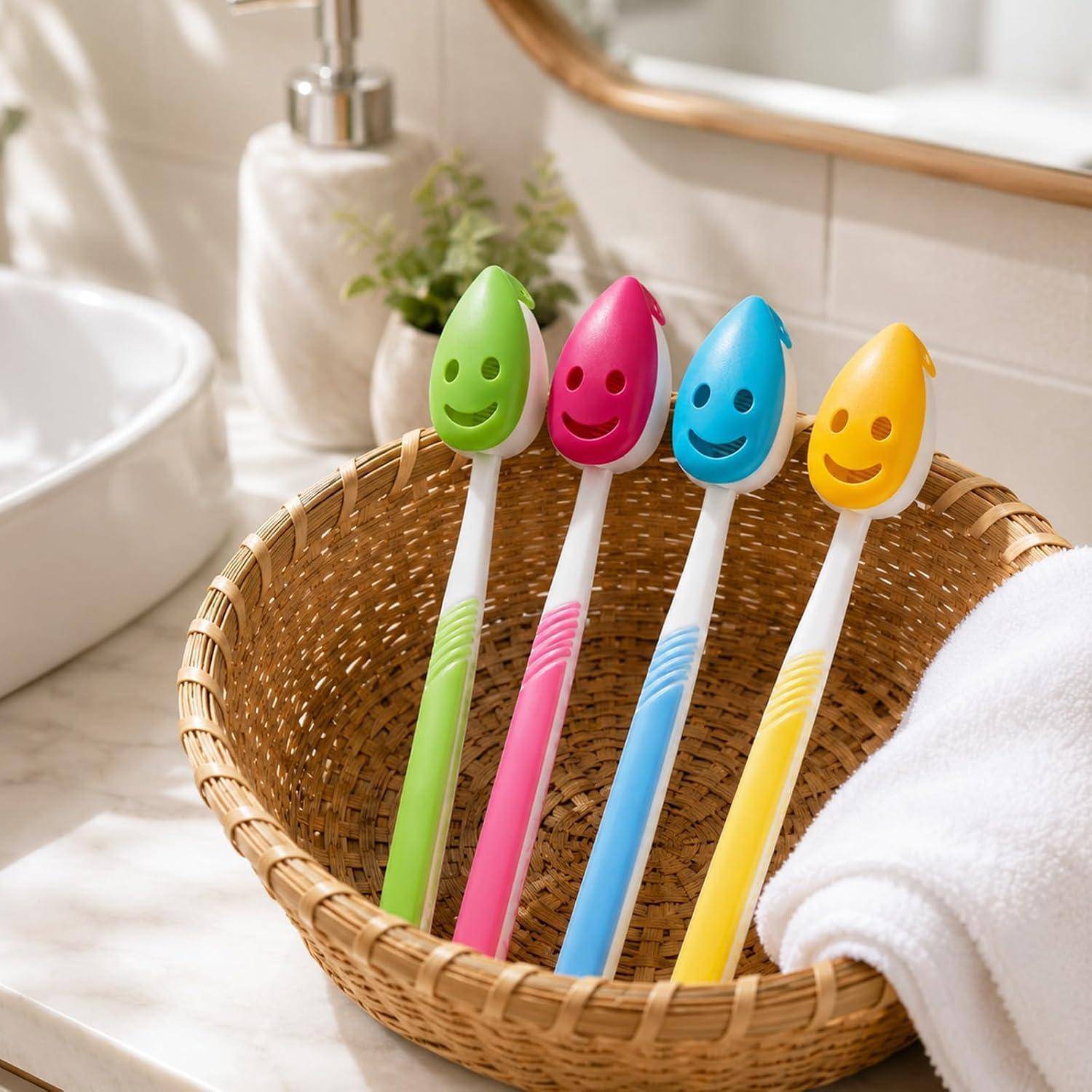 Vier bunte Zahnbürsten mit Smiley-Gesichtern in einem Weidenkorb neben einem Badezimmerbecken und einem weißen Handtuch.