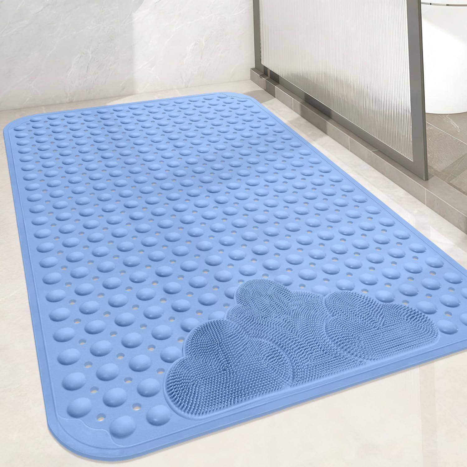 Blaugetexturte Badmatte mit erhabenen Saugnapfkreisen und einer Fußschrubber-Matte, auf einem Badezimmerboden neben einer Duschtür platziert.