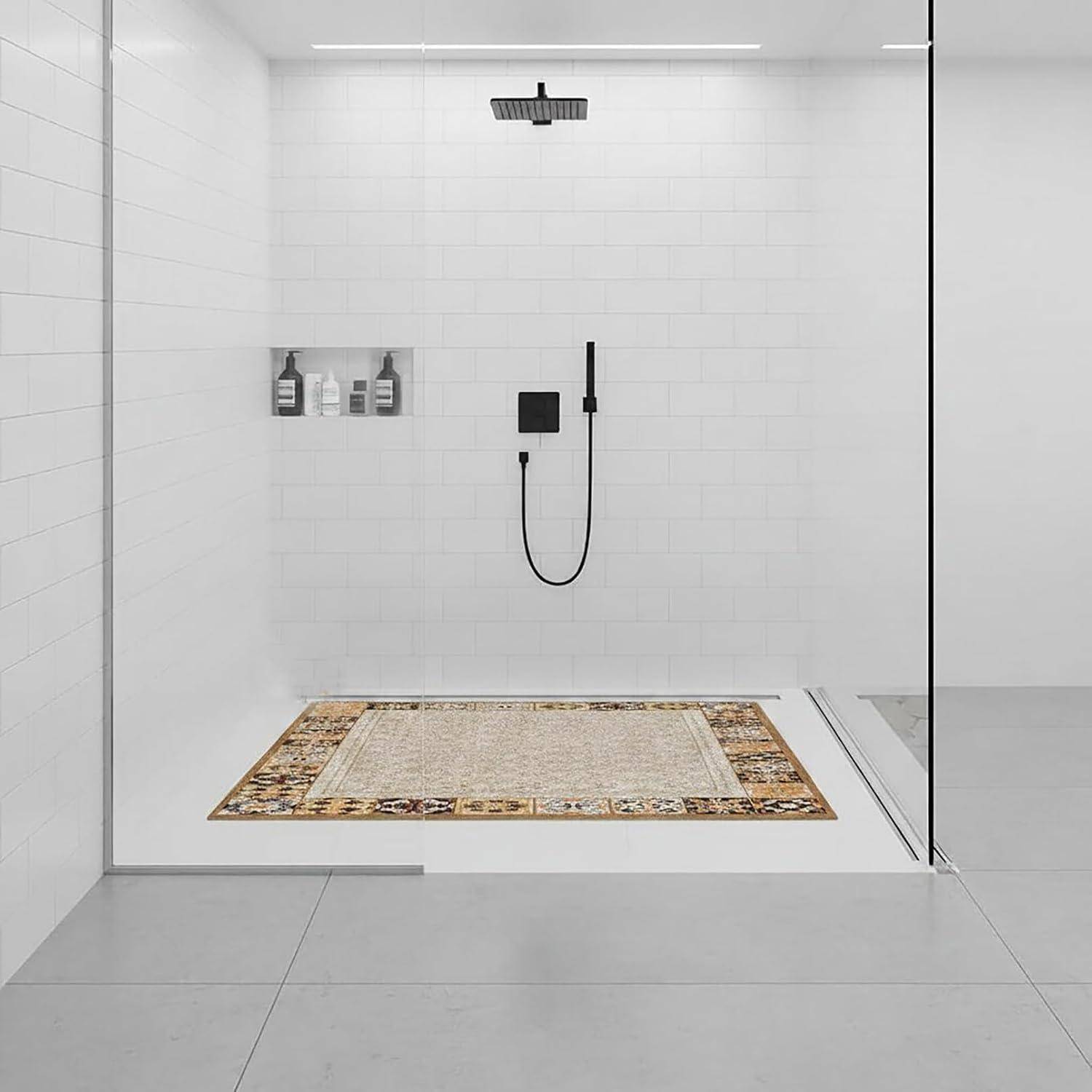 Minimale begehbare Dusche in Weiß mit schwarzer Regenduschkopf und tragbarem Handbrausekopf, eingebautem Regal und einer gemusterten Badematte auf dem Boden.