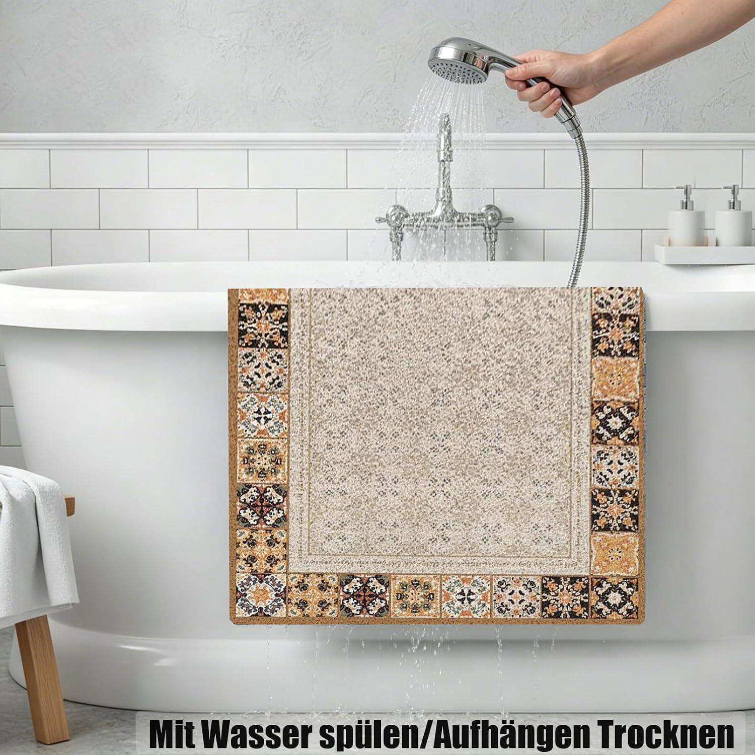 Handwäsche eines beigen gemusterten Teppichs in einer Badewanne, wobei Wasser in die Wanne abfließt.