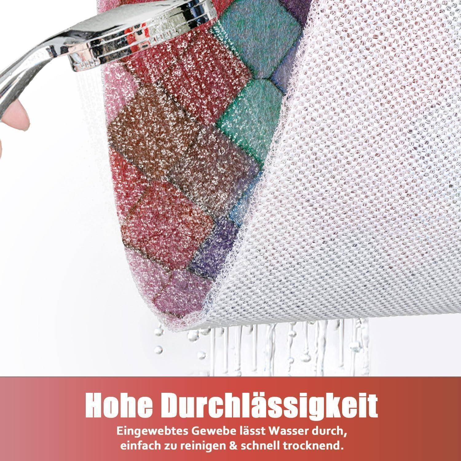 Nahaufnahme von gewebtem Stoff, der unter Wasser gespült wird, mit Wassertropfen, die hindurchfließen; deutscher Text besagt „Hohe Durchlässigkeit