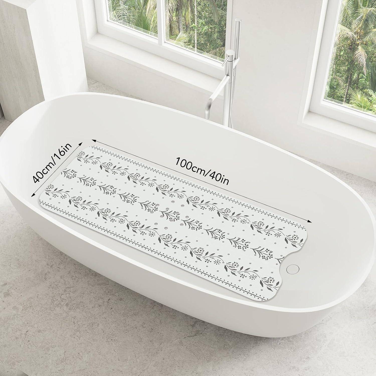 Weiße Badewanne mit dekorativer rutschfester Matte, mit den Maßen 100 cm/40 Zoll x 40 cm/16 Zoll, in einem hellen Badezimmer gezeigt.