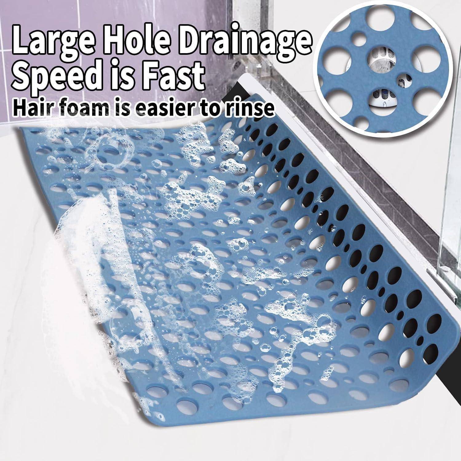 Blaue perforierte Spülbeckenmatte unter fließendem Wasser, die schnelle Entwässerung und leichteres Ausspülen von Haarschaum fördert.