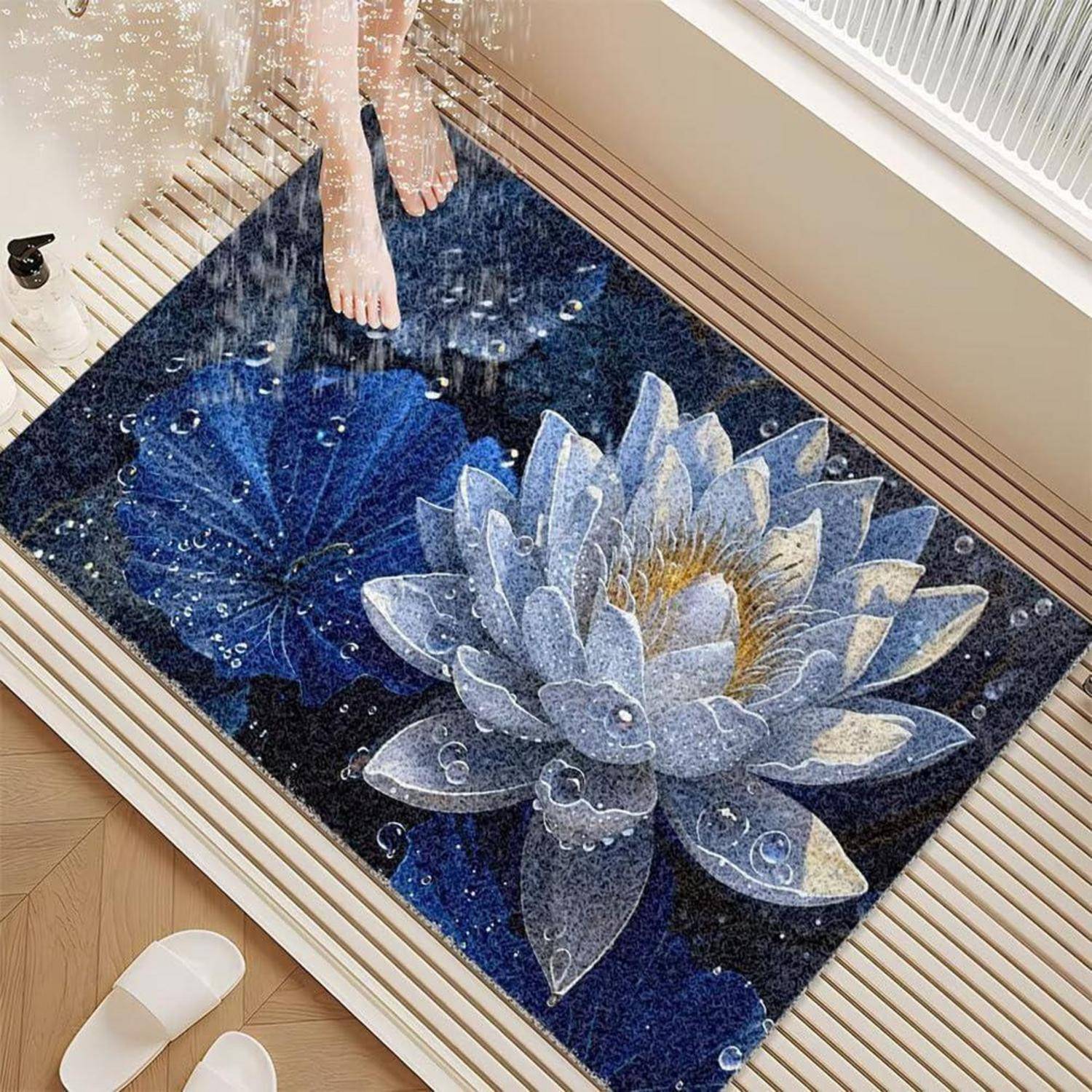 Eine barfüßige Person steht neben einem mit Glas abgedeckten Blütenteppich mit blauen Seerosen auf dunklem Hintergrund.
