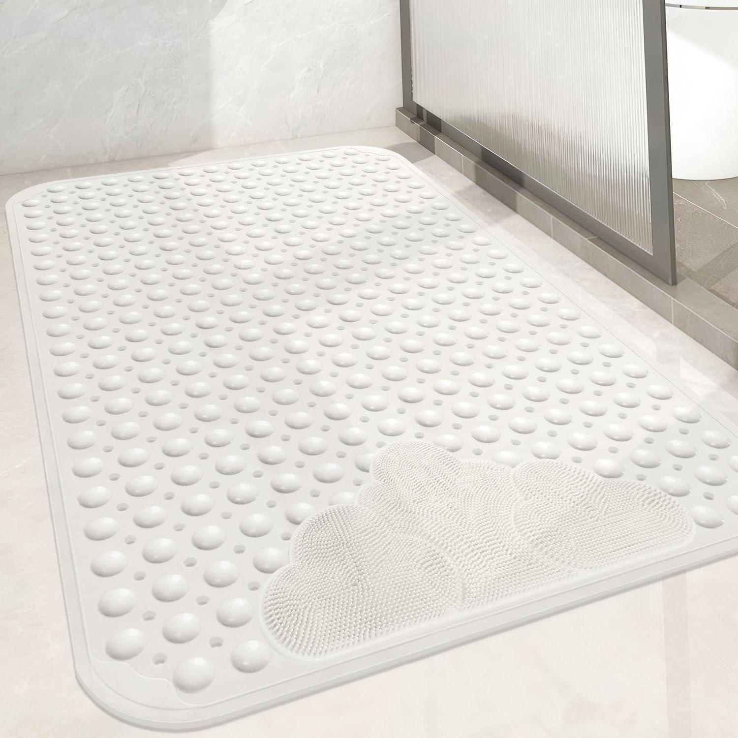 Weiße strukturierte Badematte mit erhabenen Punkten und einer schwammartigen Scrub-Fläche im Badezimmer