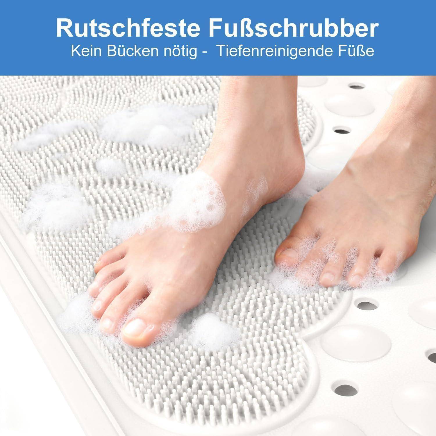 Schaumige nackte Füße stehen auf einer strukturierten rutschfesten Badewannenmatte, mit deutschem Text, der „rutschfeste Fußschrubber