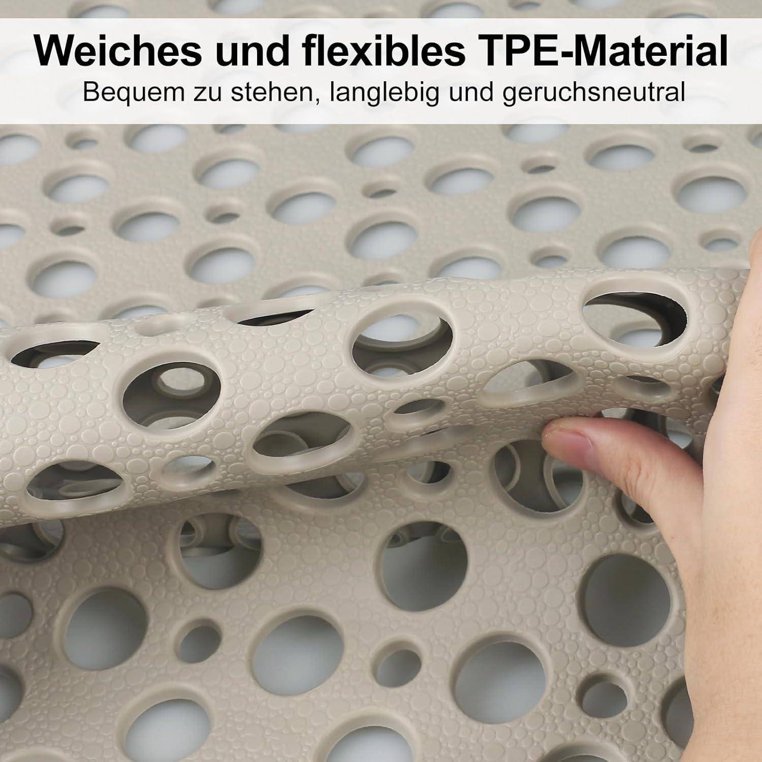 Nahaufnahme einer Hand, die eine beige gelochte TPE-Matte biegt; deutscher Text besagt „Weiches und flexibles TPE-Material