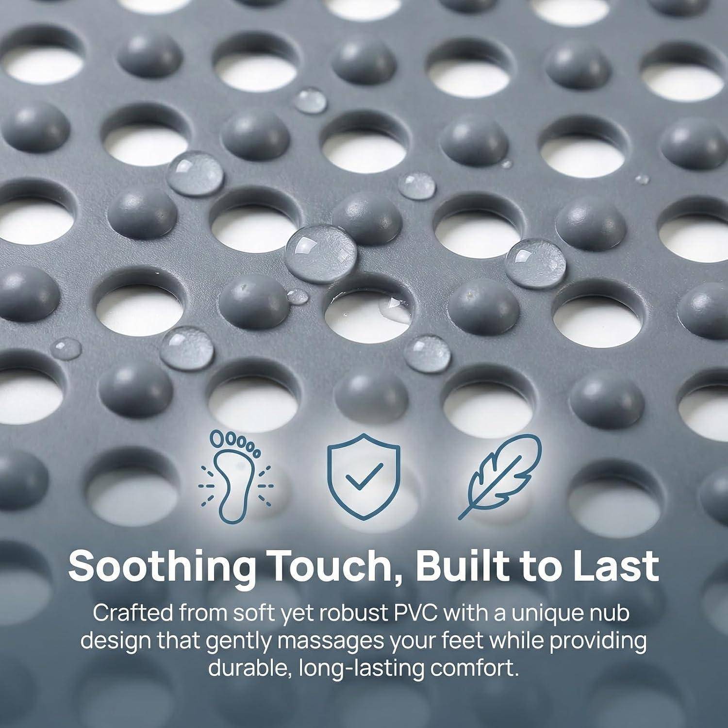 Graue PVC-Matte mit erhabenen Noppen und Wassertropfen, beschriftet mit „Soothing Touch, Built to Last