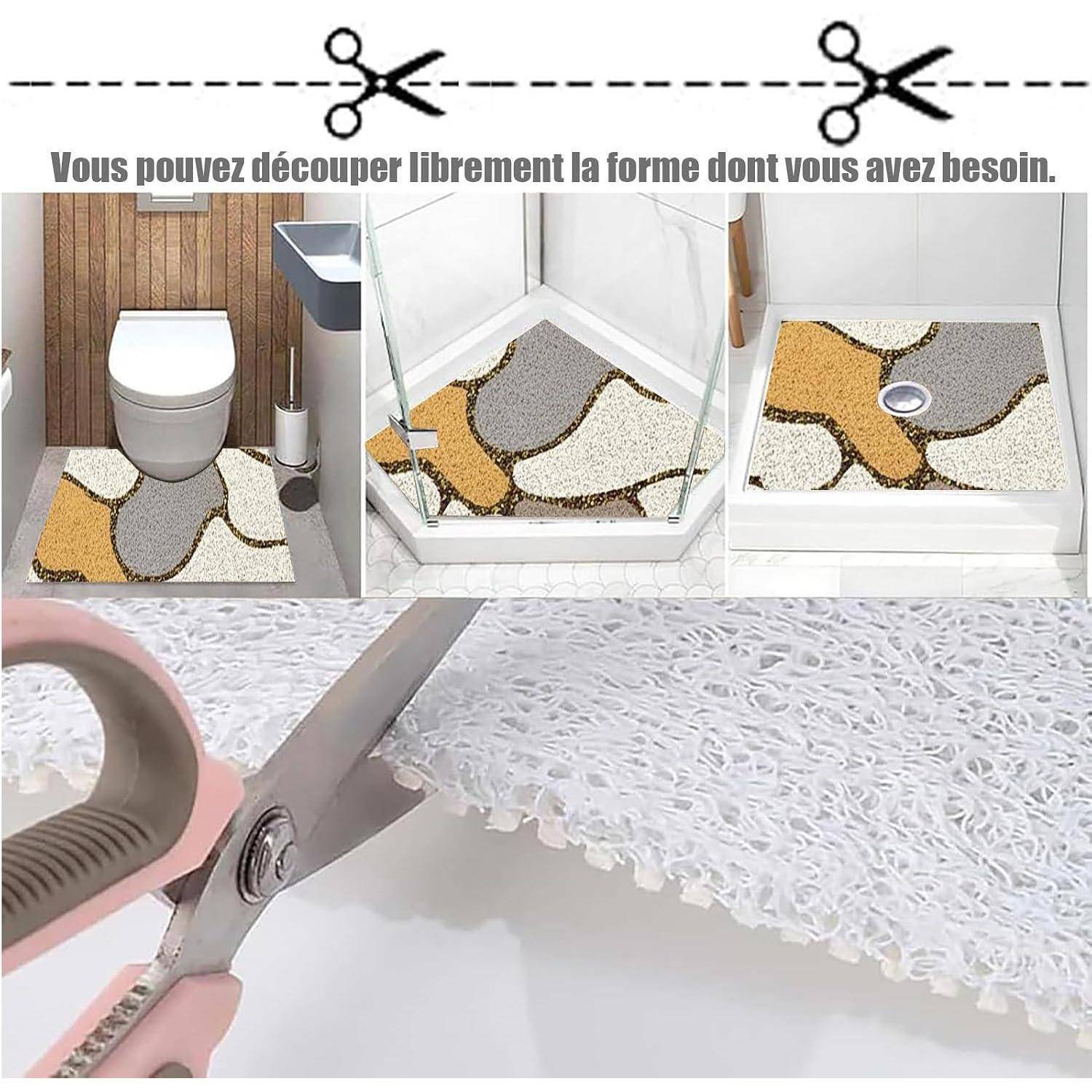 Collage mit einem zuschneidbaren Badezimmerteppich, der um eine Toilette oder Duschkante zugeschnitten werden kann, mit Schere und französischem Text, der besagt, dass er frei in die benötigte Form geschnitten werden kann.