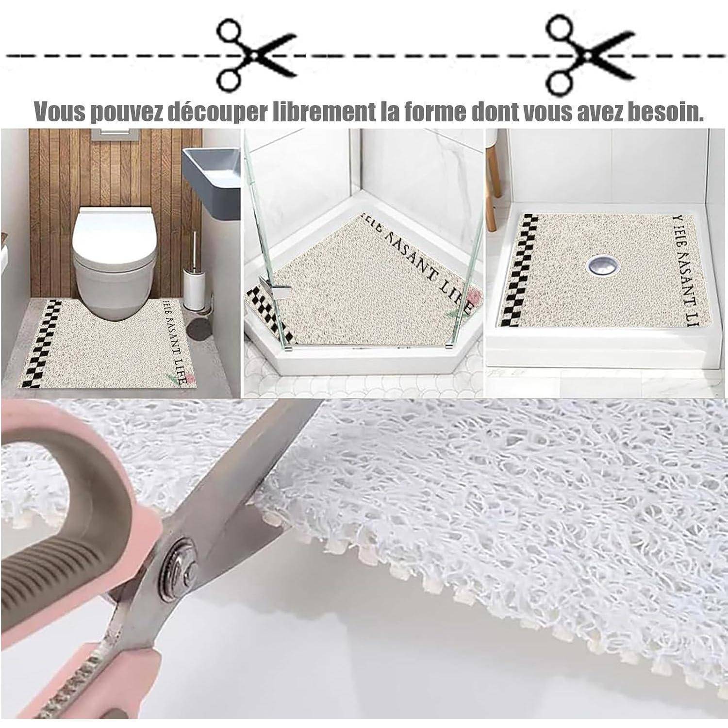 Französische Anzeige, die eine zuschneidbare Badmatte in drei verschiedenen Badezimmereinrichtungen zeigt, mit einer Schere, die die Matte so zuschneidet, dass sie um die Armaturen passt.