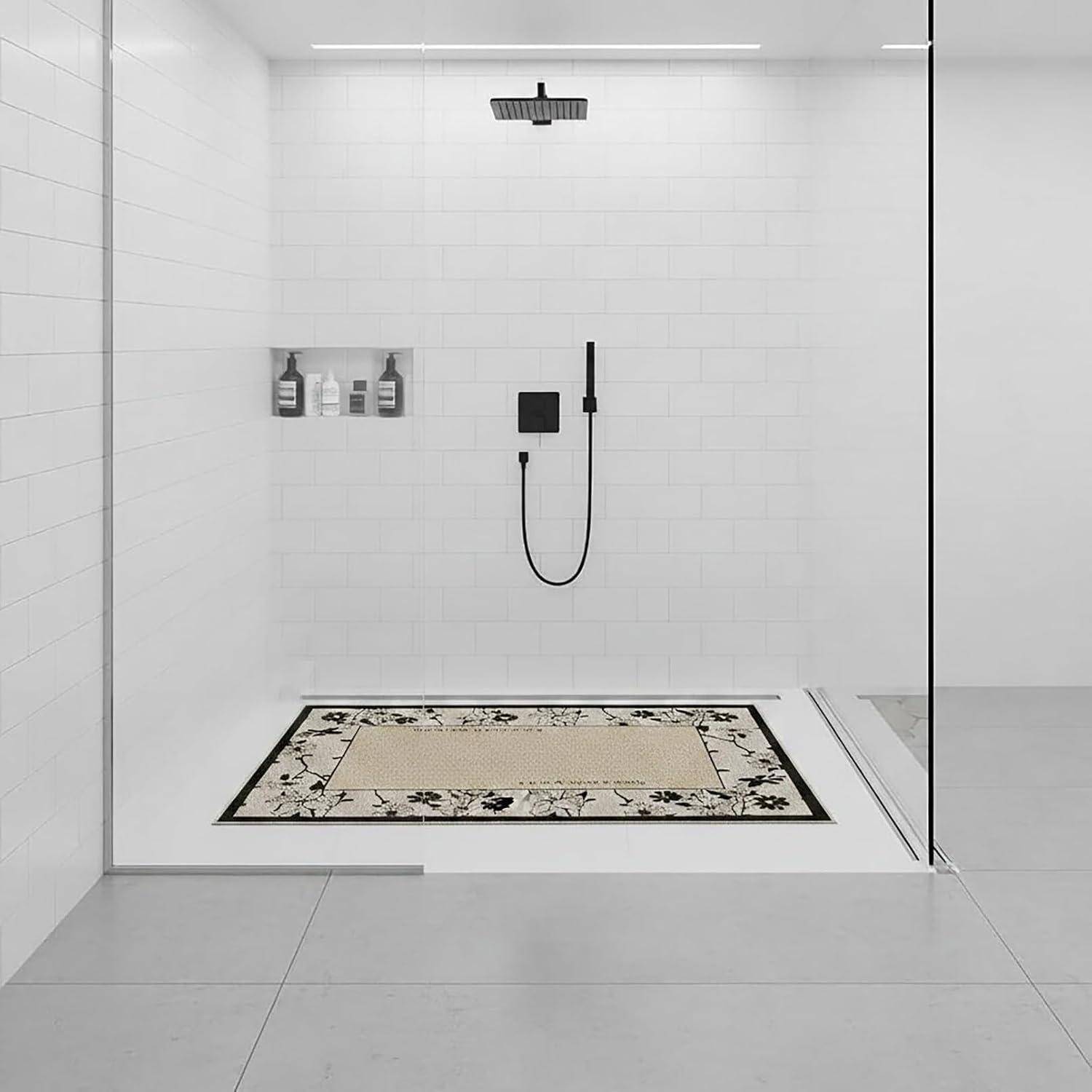 Minimale weiße begehbare Dusche mit schwarzen Armaturen, eingebautem Regal und gemustertem Bodenteppich, gezeigt in einem modernen Badezimmer.