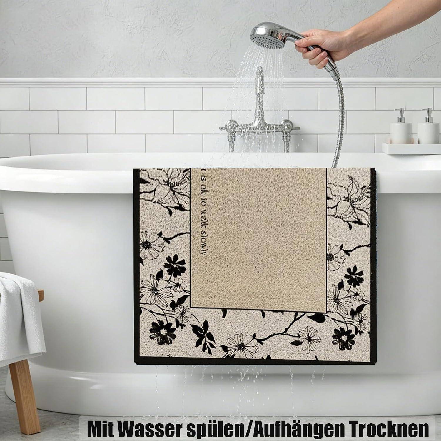 Badezimmerbadematte wird mit Duschwasser gespült, dargestellt als waschbar und zum Trocknen zum Hängen zum Trocknen.