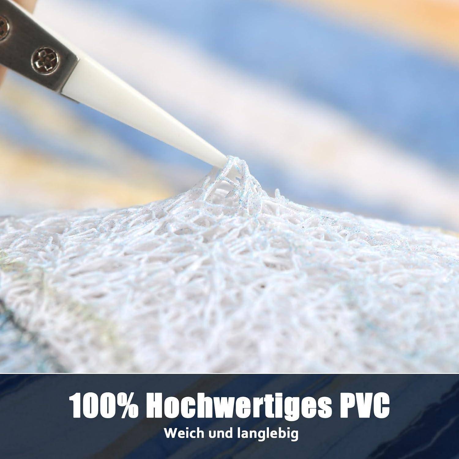 Nahaufnahme einer Klinge, die in weißes gewebtes PVC-Material schneidet, mit Text, der 