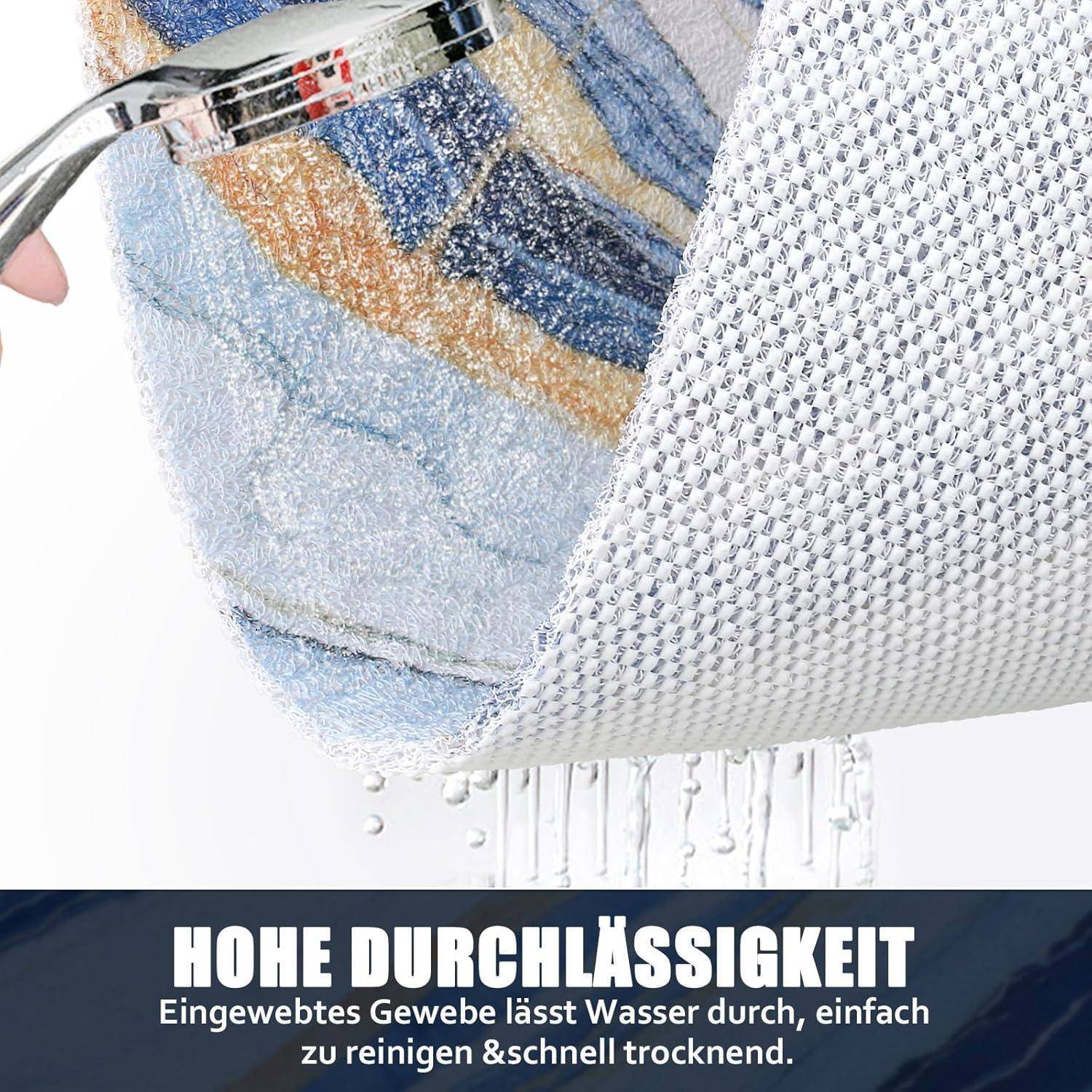 Nahaufnahme von wasserdichtem gewebtem Stoff, der mit Wasser besprüht wird; Tropfen perlen ab und laufen herunter. Der deutsche Text besagt, dass der Stoff hochatmungsaktiv ist, Wasser durchlässt und schnell trocknet.