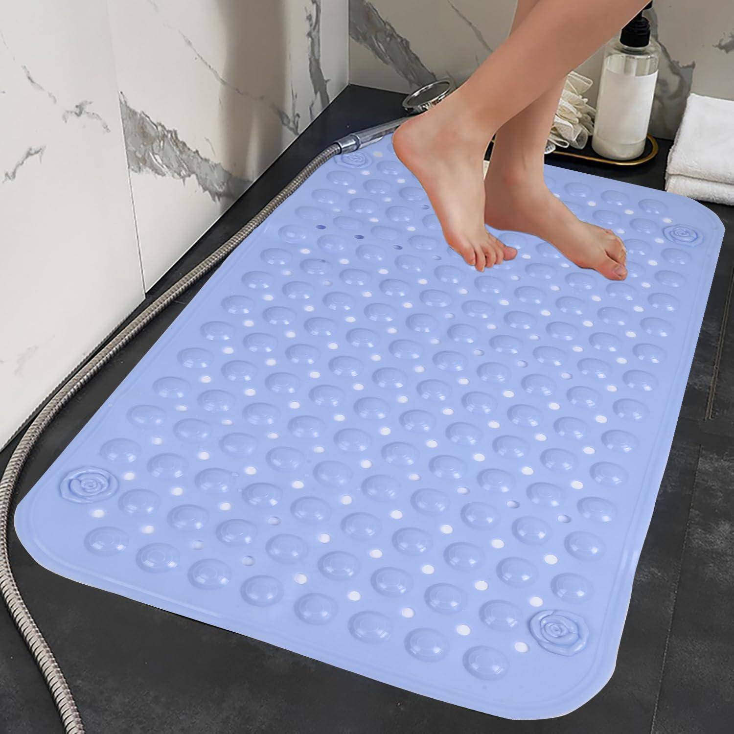 Füße treten auf eine violette strukturierte rutschfeste Badematte in einem Badezimmer.
