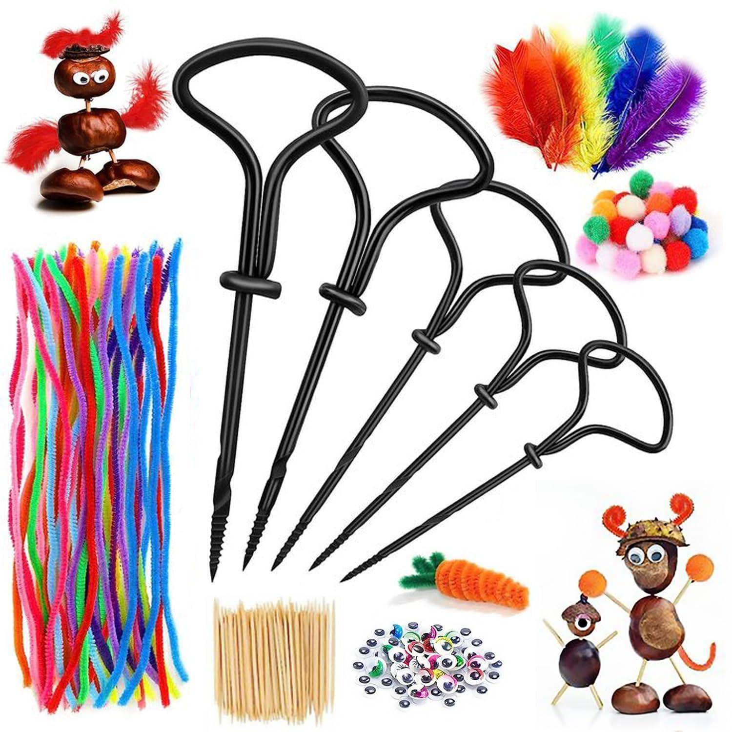Verschiedene Bastelmaterialien: fünf schwarze Pflanzenstützen oder Haken, bunte Pfeifenreiniger, Federn, Pompons, Zahnstocher, wackelige Augen und kleine Zierdfiguren.