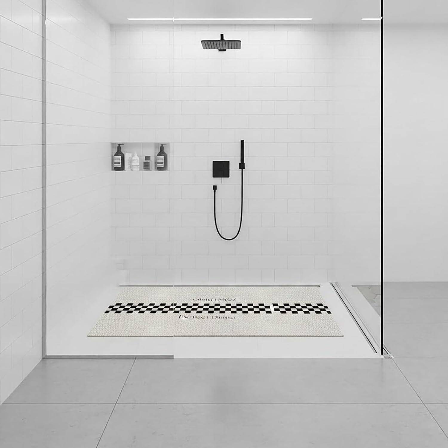 Modernes begehbares Duschbad mit weißen Fliesenwänden, schwarzen Armaturen, Regal mit Flaschen und einer karierten Duschmatte auf dem Boden.