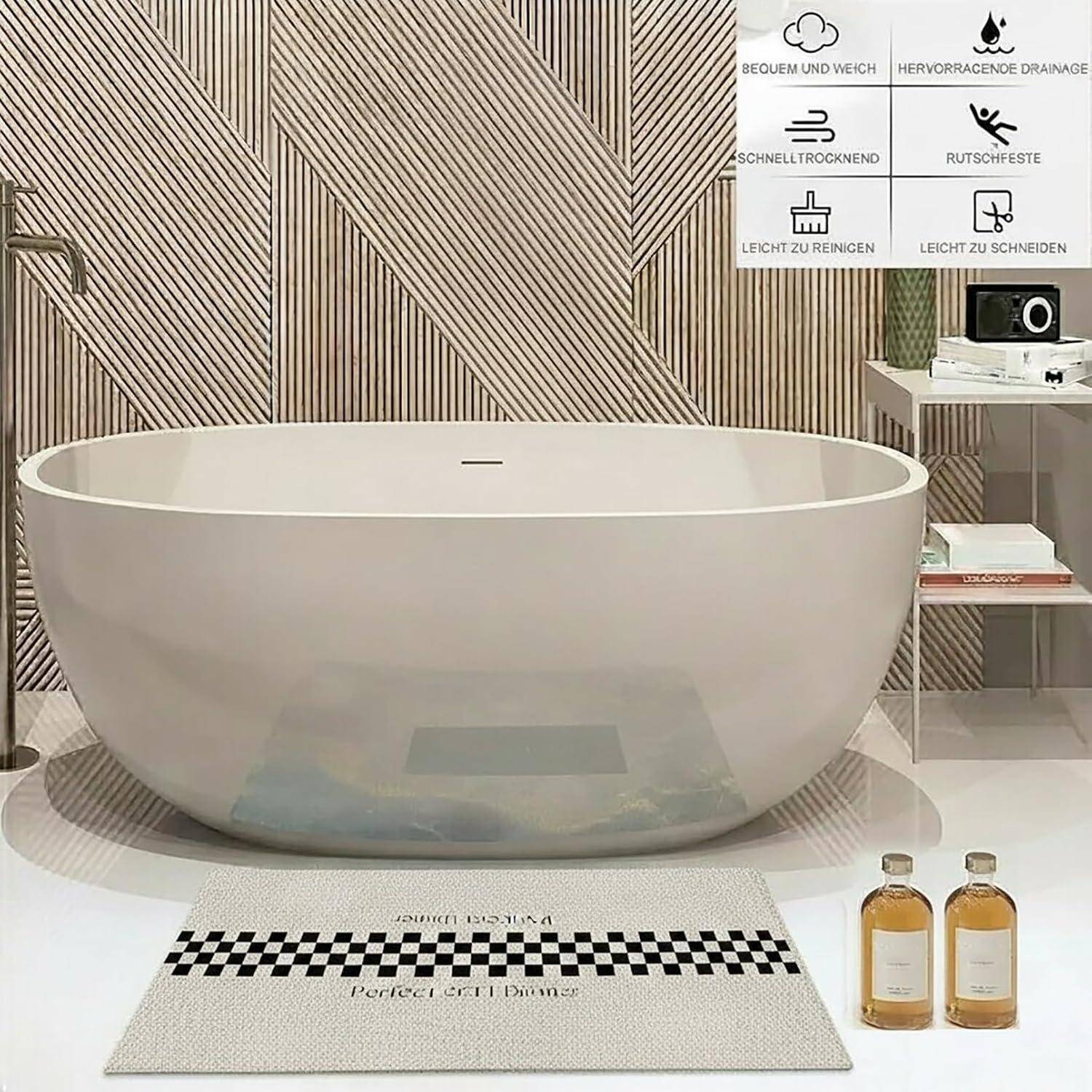 Modernes freistehende ovale Badewanne in einer Ausstellungsbad-Umgebung, mit einem Schild, das Produktvorteile auflistet, und zwei Flaschen auf dem Boden.