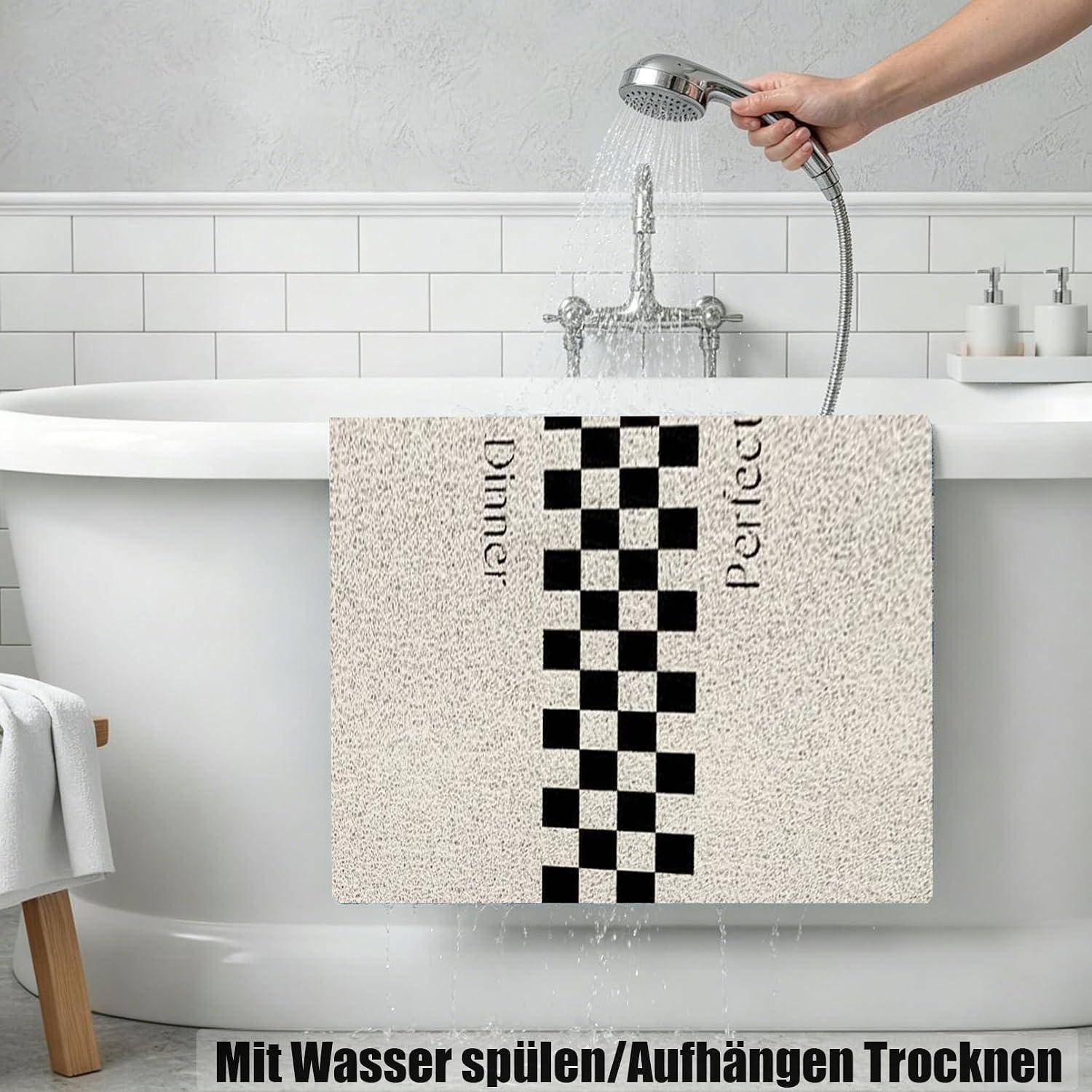 Badezimmerszene mit einem Teppich, der in einer Badewanne mit einer Duschkopf gespült wird; Der Text auf dem Teppich lautet „Dinner