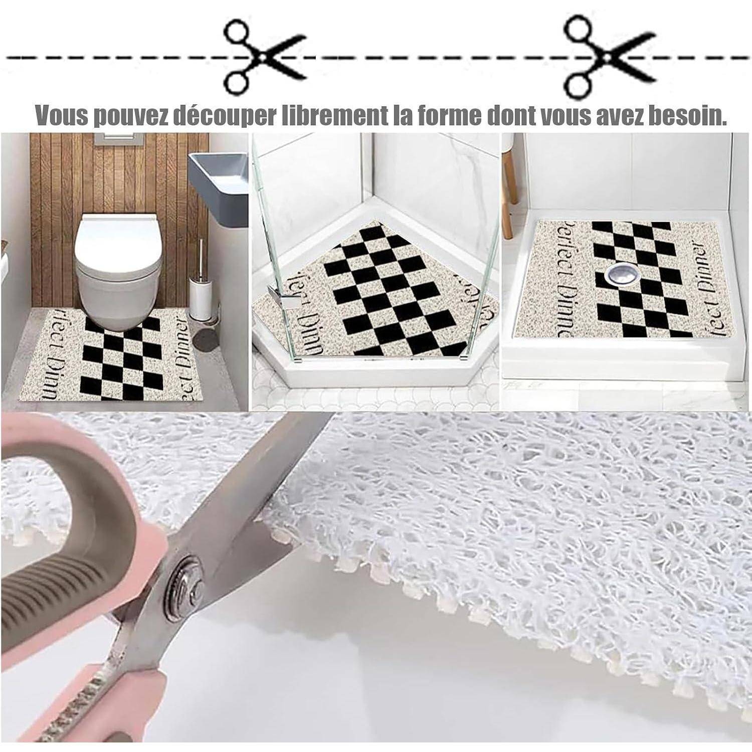 Badezimmermatte mit Scherensymbol und französischem Text, der anzeigt, dass sie zugeschnitten werden kann; Beispiele zeigen die Matte, die um eine Toilette und eine Duschecke gekürzt wird.