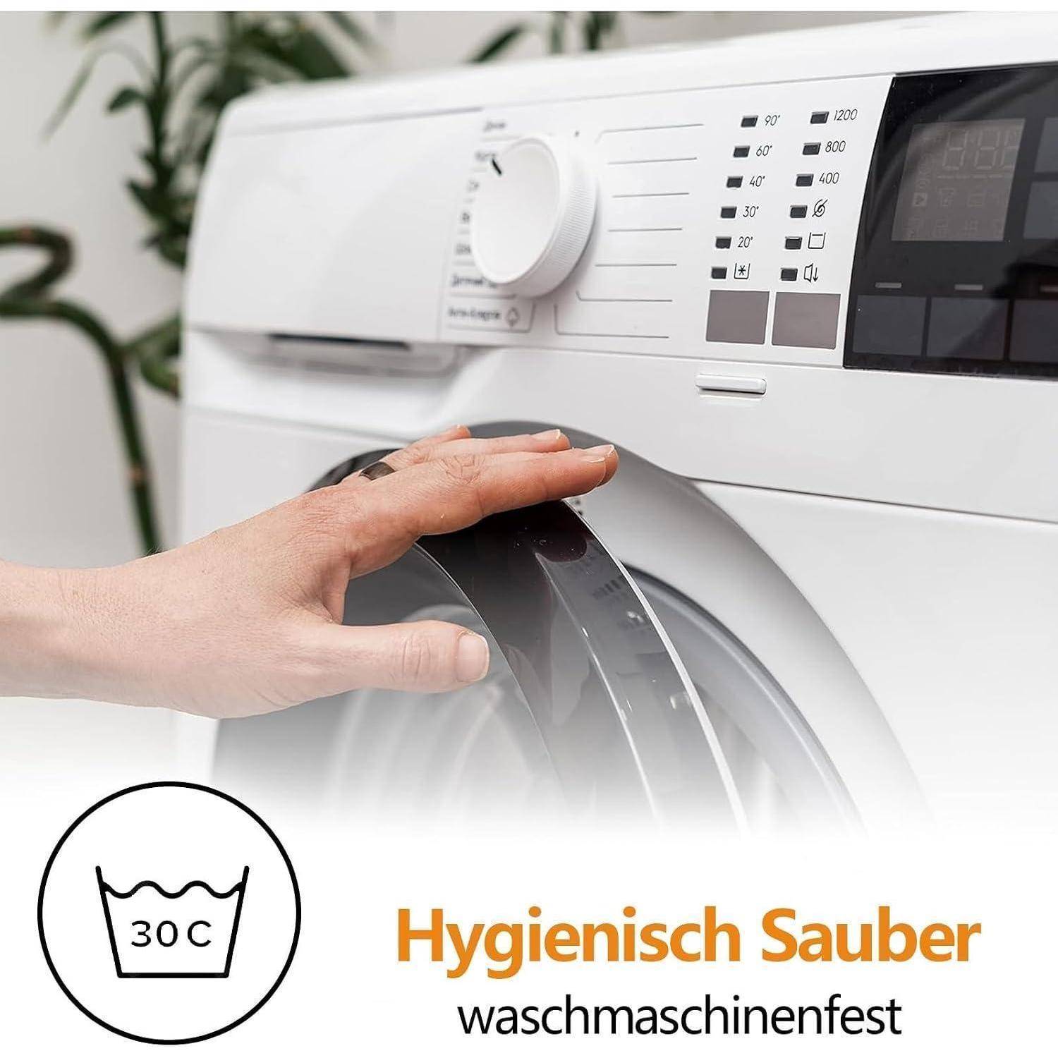 Hand stellt eine Waschmaschintentür ein; deutsches Etikett sagt „Hygienisch Sauber" und „waschmaschinenfest"" mit einem 30°C-Waschsymbol.