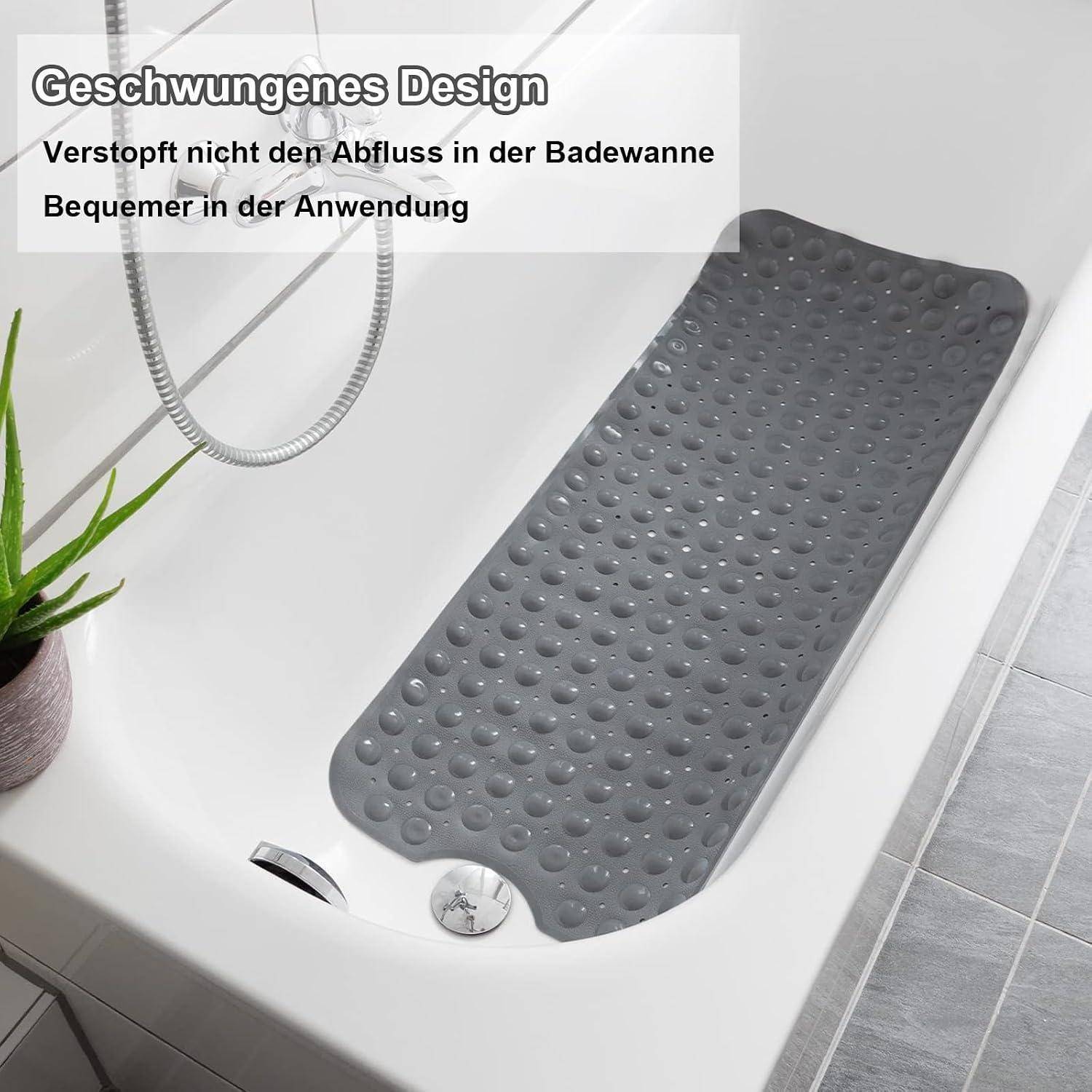 Grauer strukturierter Badezimmerteppich in einer Badewanne, dargestellt mit deutschem Text, der sein gekrümmtes Design bewirbt, das den Ablauf nicht blockiert und komfortabler zu verwenden ist.