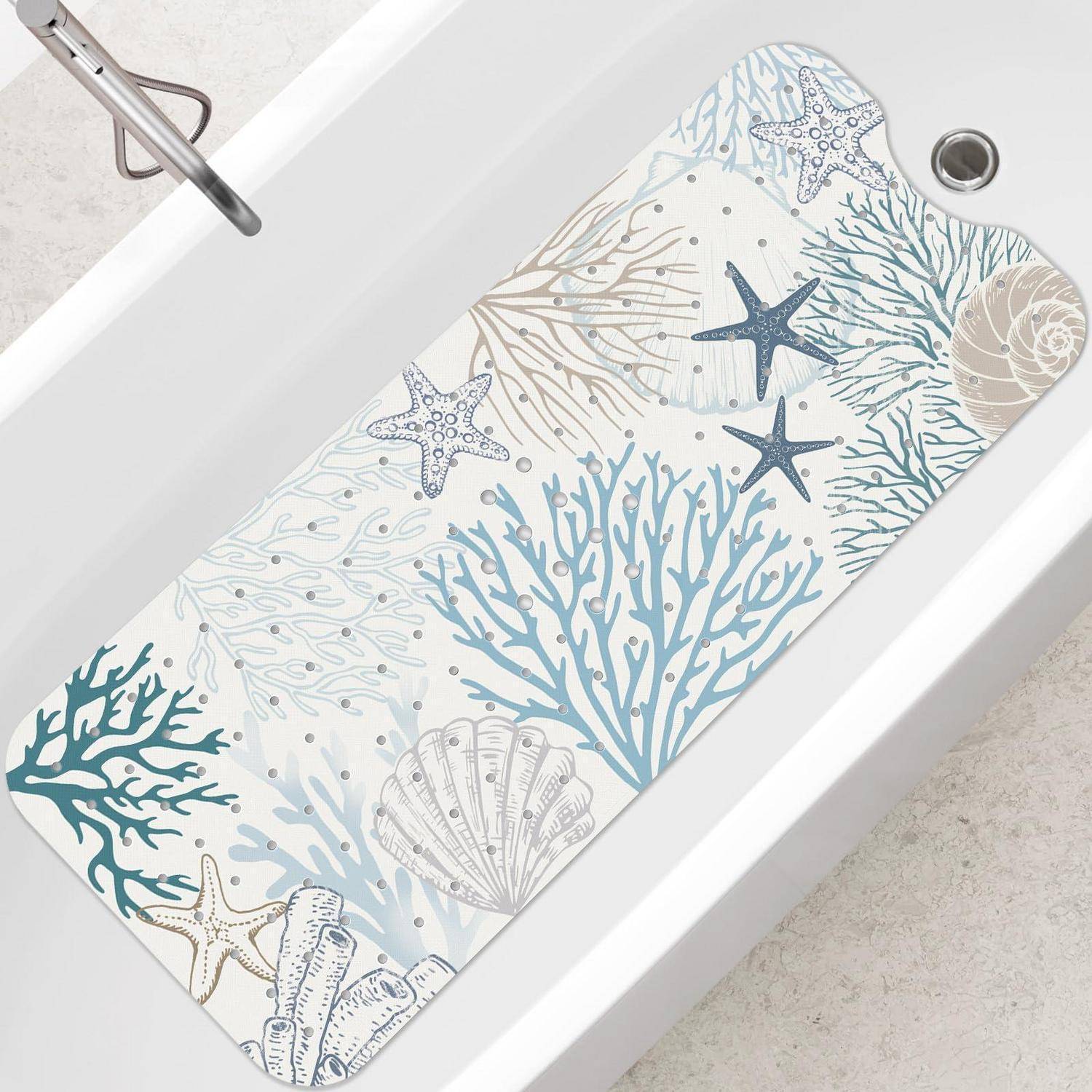 Eine Badewanne mit einer weißen Badematte, bedruckt mit pastellfarbenem Korallenmuster, Muscheln und Seesternen in einem Küstenmotiv.