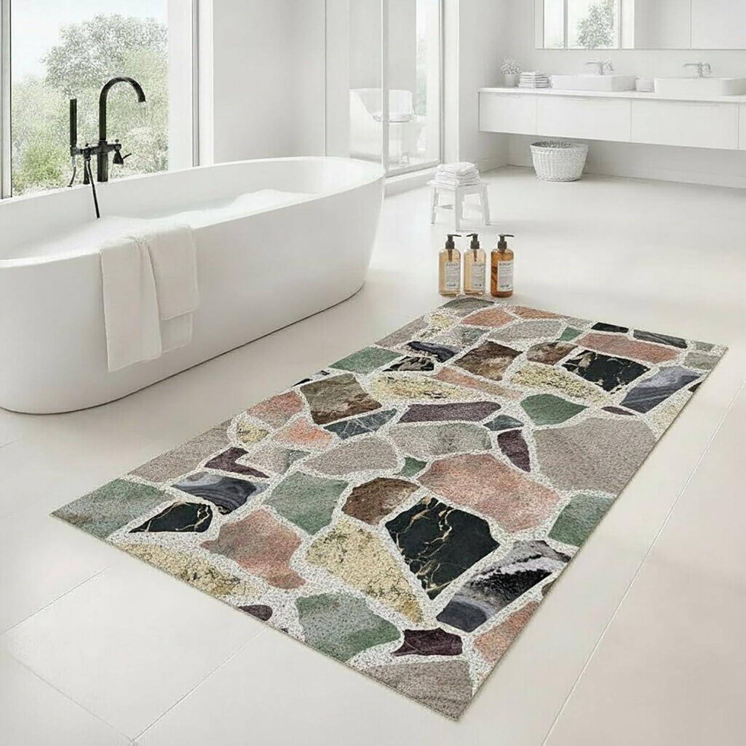 Helles modernes Badezimmer mit einer freistehenden Badewanne und einem Waschtisch; ein farbiger Teppich mit Steinmuster ist auf dem Boden zentriert.